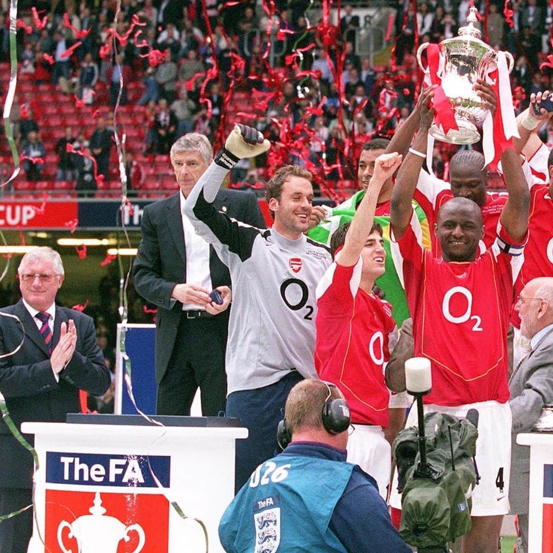 アーセナルFCさんのインスタグラム写真 - (アーセナルFCInstagram)「👊 Job done⁠ ⁠ 🏆 Trophy won⁠ ⁠ #onthisday #2005 #Arsenal #FACup」5月21日 22時56分 - arsenal