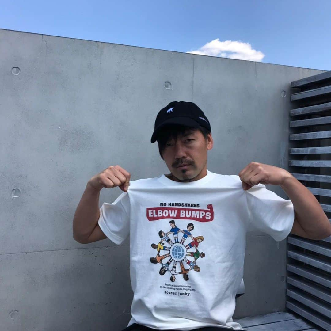 横浜FCさんのインスタグラム写真 - (横浜FCInstagram)「- イラスト企画 「サッカーがくれるチカラ.」 握手は控えて肘タッチと足タッチ。  世界中のレジェンドやスーパースターが呼びかけてくれてます。  今大好きなサッカーが出来なかったり、観にいけなかったり、 サポーターの前でプレー出来なかったりと、皆さま思う所が沢山あるかと思いますが、 １日も早く元のサッカーライフが戻るよう想いを込めてデザインしました。  新型コロナウイルス感染者の数が減少してきてはいますが、ここでもう一度気持ちを引き締めて、感染予防の徹底や不要不急の外出は控えましょう。  １日でも早くスタジアムで皆さんとお会いできるように。 ※こちらのTシャツはclaudio pandiani公式オンラインショップ （@laudiopandiani_onlineshop）でご購入いただけます。 https://shop.claudiopandiani.com/shopbrand/ct575/ - #yokohamafc #safehands #肘タッチ #足タッチ #サッカージャンキー @soccerjunky_official  @claudiopandiani_onlineshop  @matsuidaisuke_official  @ks080119  #サッカーのある週末  #乗り越えよう #不要不急の外出は控えましょう」5月21日 22時49分 - yokohamafc_official