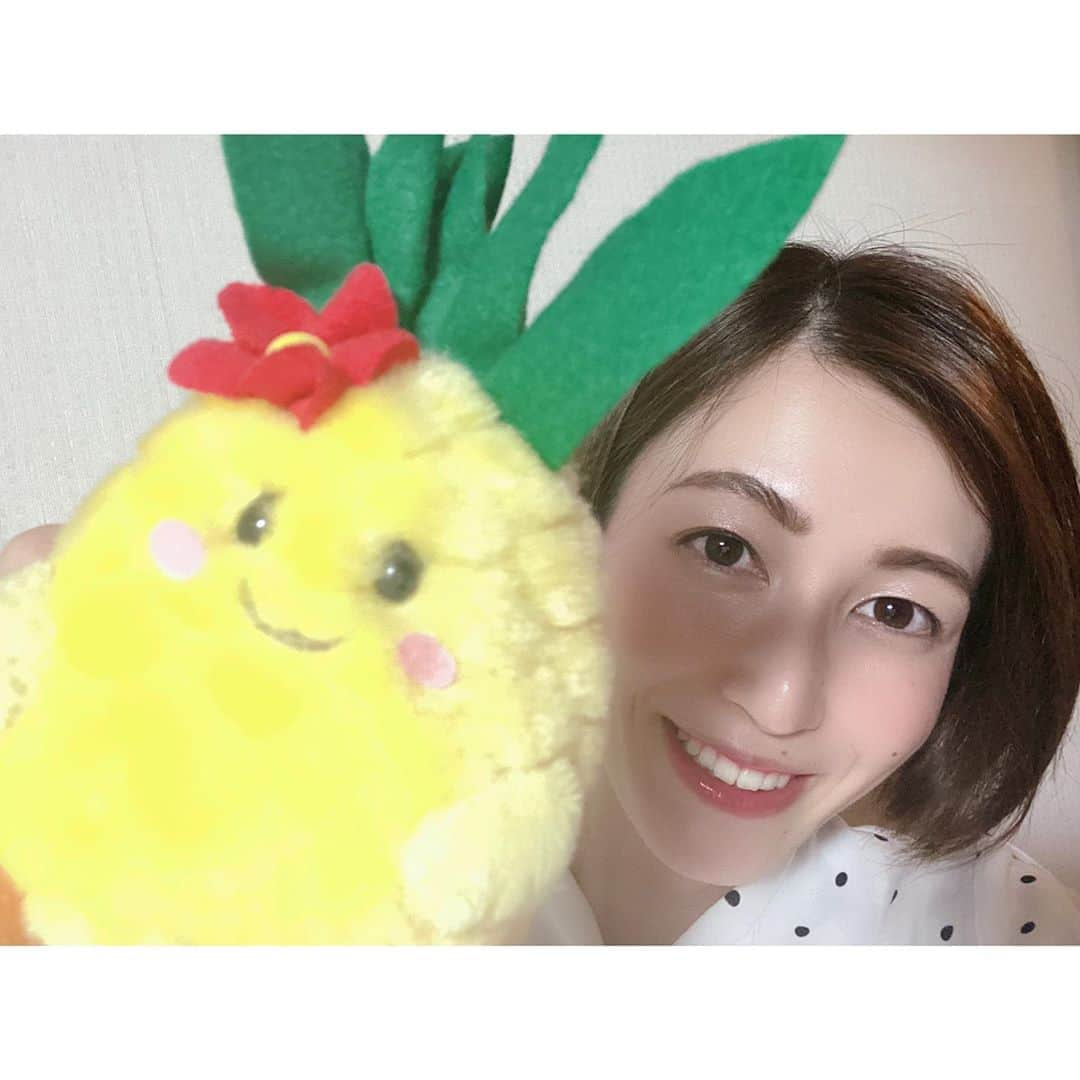 西﨑梨乃さんのインスタグラム写真 - (西﨑梨乃Instagram)「. どーん！！🍍🍍🍍 . 今日25歳の誕生日でした🎂 メッセージくれた皆さんありがとうございました🥺✨💕そして両親にも感謝です。 . このパイナップルは、、、 10年前(中3のとき)の今日！ 修学旅行で沖縄に行った時に 先生方がサプライズでお祝いしてくれてケーキとこのパイナップルのぬいぐるみをプレゼントしてくださいました🍍✨ . 今朝、中学の頃の先生から メッセージとそのときの写真が届き懐かしくなり写真撮ってみました🥰笑 . これからもアナウンサーとして 一歩ずつ、前に進んでいけたらなと思います！！ . 明るく元気に！！ そしてしっかりとした？西﨑になれるよう頑張ります🙋‍♀️✨ . #西日本放送 #RNC #岡山 #香川 #25歳 #よろしくお願いします #🎂」5月21日 22時50分 - rino_nishizaki