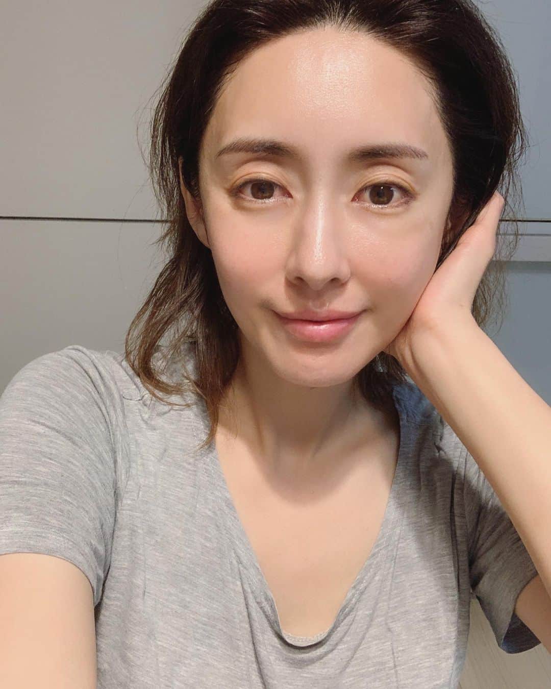 高木りなのインスタグラム：「久しぶりにシートマスクしたらお肌しっとり✨嬉しいな🤍💗 오랜만에 마스크팩! 오랜만에 힐링! 촉촉한 피부 돌아왔다🤍 . #シートマスク #スキンケア #마스크팩 #촉촉 #셀카 #masksheet #skincare」