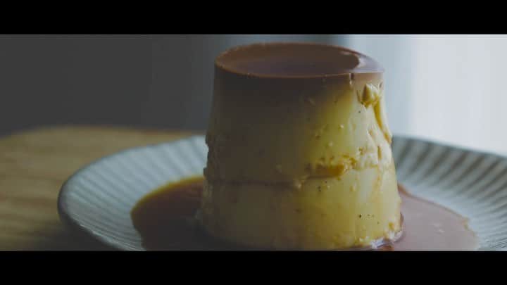 ハンサムクロジのインスタグラム：「マーロウのプリン！おいしい！カラメル苦くて量もたっぷりで最高！ぷるぷる！！北海道クリームプリンというやつなので、そこそこミルク感がリッチで美味しい！また食べたい！！」