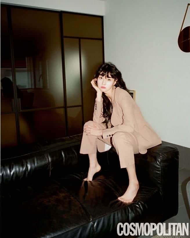 のインスタグラム：「Kwon Nara @hv_nara For Cosmopolitan Magazine May Issue 💜 . . . . . #권나라 #KwonNaRa# 권아윤 #KwonAhYoon#おしゃれ #オシャレ #いいね返し #フォロー #韓国人 #韓国 #セルカ #自撮り #ファッション #フォロー #일상#셀카#셀스타그램#오늘의훈남#얼스타그램#훈남#셀피#koreangirl#f4f#선팔하면맞팔#좋반#좋아요#선팔#맞팔#오늘의훈녀#훈녀#협찬」