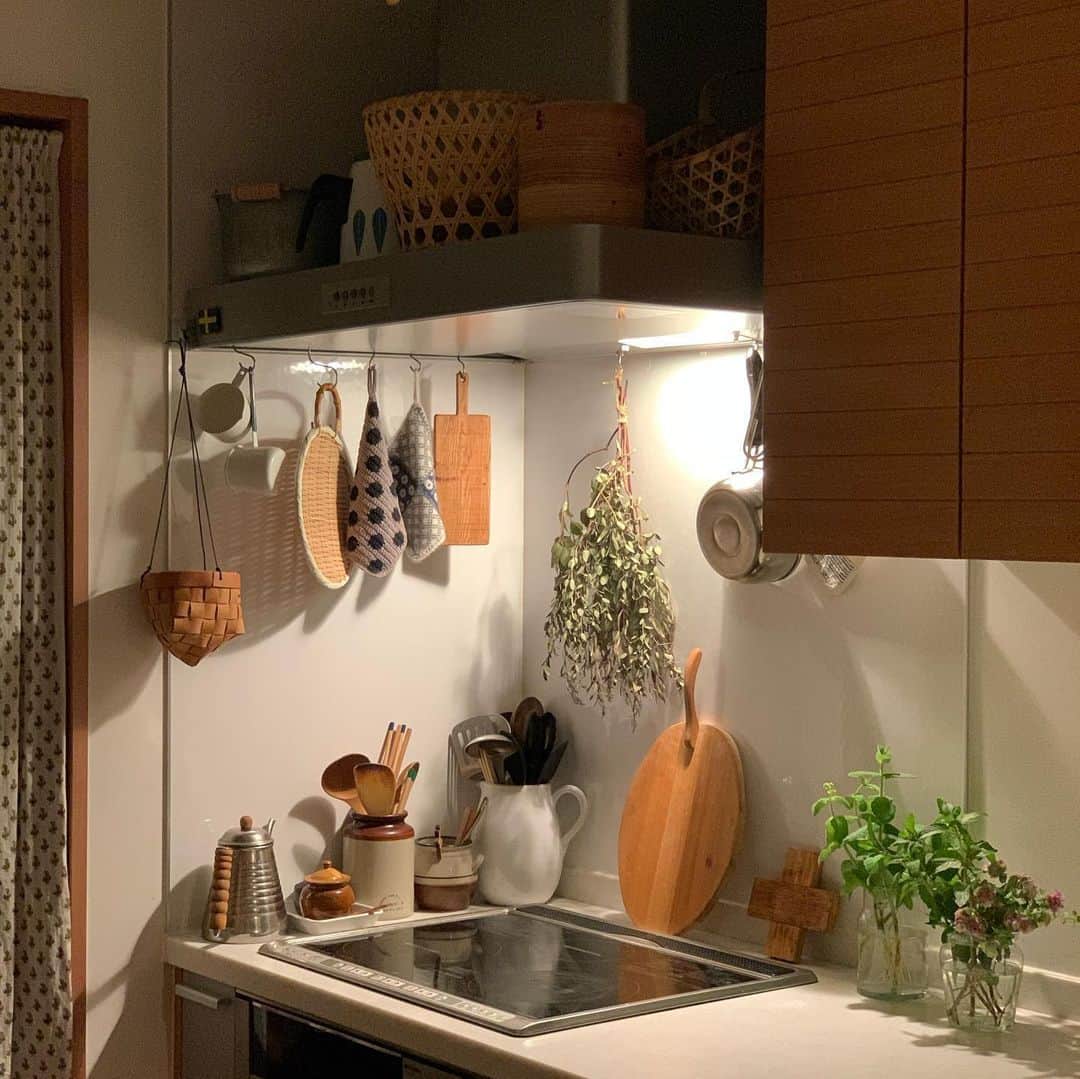 佐藤友子さんのインスタグラム写真 - (佐藤友子Instagram)「深夜のキッチン。ひとまず道具を片付けて掃除シートでカウンターやIHヒーターを拭いて、皿を洗って１日をリセット。  ベランダで育てているミントやオレガノ。ずいぶん前に摘んできてキッチンに活けたのだけれど、まだまだ元気。キャンディーミント、アップルミントは根も出てきた。  キッチンにフレッシュなものがあると、なぜだか元気が出るな😌」5月21日 23時05分 - tomokosato_hokuohkurashi