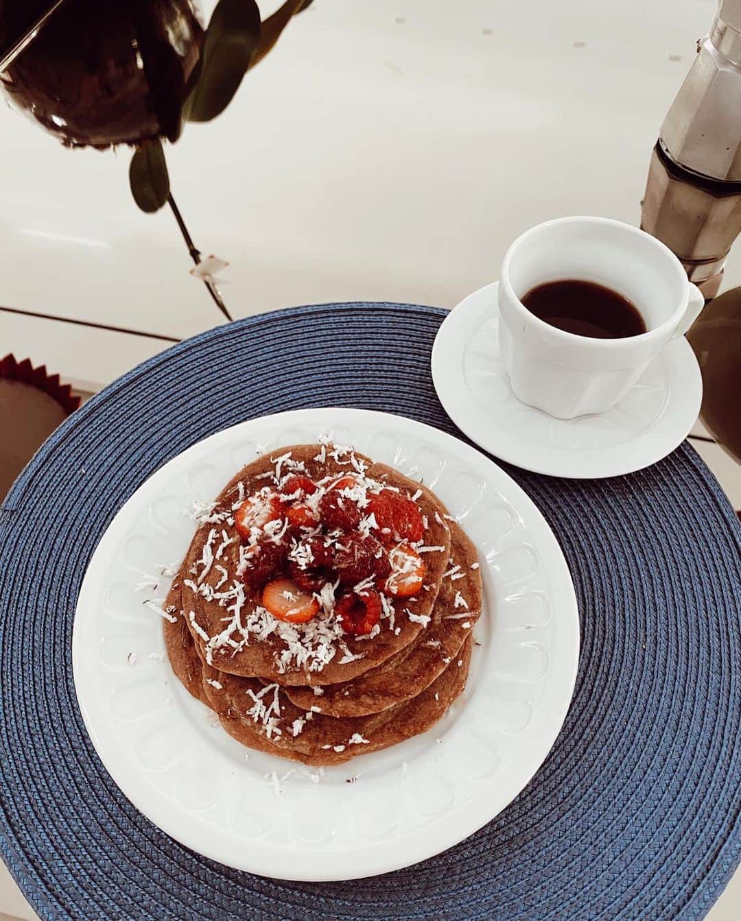 ジョアナ・サンスのインスタグラム：「Good morning!🌞 Fitttt pancakesss for breakfast💁🏽‍♀️ Quieren la receta?☺️ #goodmorning #breakfast #healthyrecipes •  Receta: - 1 vaso de bebida de avena. - 1 vaso de copos de avena. - 1 huevo. - 1 plátano maduro. - 1 cucharita de canela en polvo (o más para quien guste). - 1 cuchara de levadura en polvo.  Meter todo en la batidora e ir poniendo en el sartén de “a poquitos” buscando hacer esa forma redondeada🙆🏽‍♀️」