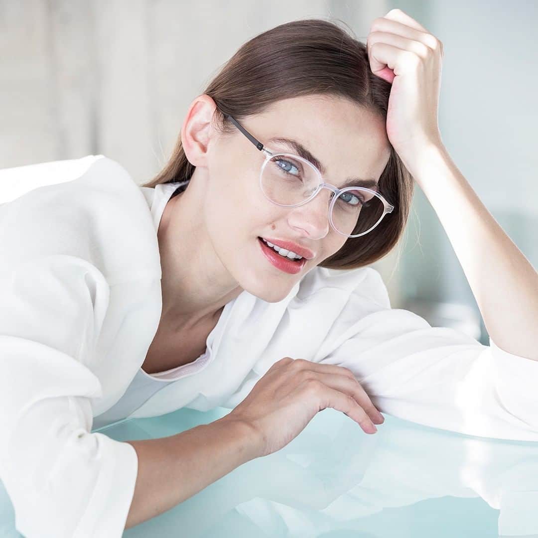 シルエットのインスタグラム：「Individually adjustable lenses blend seamlessly with their frames, for glasses that are almost as light as their reflection. Featuring: Infinity View 2923⁠ .⁠ .⁠ .⁠ #silhouetteeyewear #tryitwearitloveit #eyeweardesign #luxuryeyewear #fashioneyewear #opticalframes.」