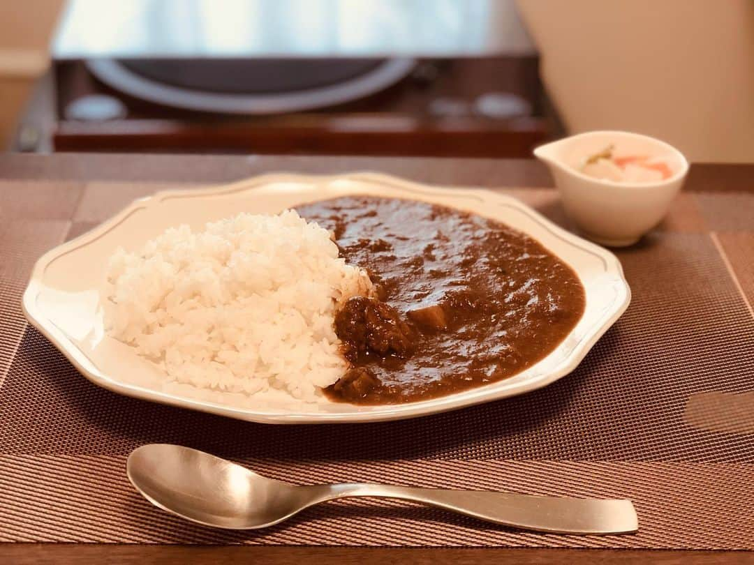 休日課長さんのインスタグラム写真 - (休日課長Instagram)「サイのツノのお取り寄せカレー。 大好きな大好きなお店。 最高に、旨い。 ピクルスはマスト。  #サイのツノ #カレー #お取り寄せ」5月21日 23時02分 - kyujitsu_kacho