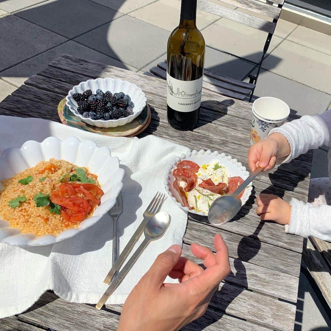 大塚良子のインスタグラム：「someday roof lunch. NYはぐっと気温が上がって過ごしやすい日が多いです。 娘はお弁当持って外で食べるのが好きなんだけど今は中々そうも行かないので、楽しめる食事タイムをなるべく作りたいなとこの日は屋上ランチ。 毎回花粉と紫外線がだいぶ気になるけどね、、、。 この日は @nytcooking で見たトマトリゾットにパルメザンをたっぷりかけてブルックリンで作られたワインで乾杯。NYに住んでても和食ばっか作っちゃうから 最近はこっちのレシピを検索したりして 色鮮やかなご飯作りにトライしたいと思いながらも 結局いつも通りになっちゃうな。 #街の再開を祈って食材やワインはなるべくNY産のものを買ってます」