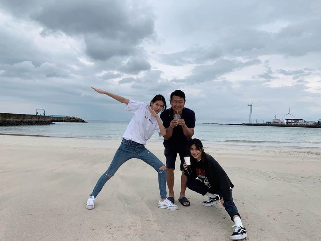 EZのインスタグラム：「how we take family pic,, as usual.」