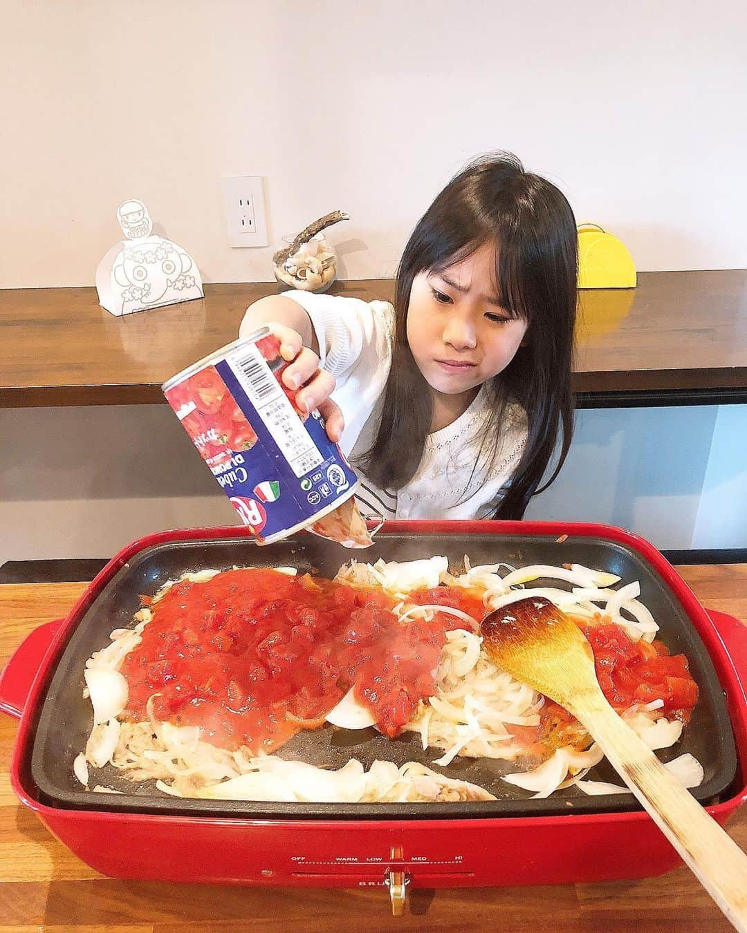 みきママさんのインスタグラム写真 - (みきママInstagram)「【ツナとトマトのクリームパスタです！！】﻿ ﻿ ﻿ ﻿ ﻿ ﻿ ﻿ れんちび「スパゲティーが食べたい！」ってさ。では自分で作ってください！！﻿ ﻿ ﻿ ﻿ ﻿ ﻿ ﻿ ﻿ 材料を用意したら、水分多めのソースを作って、パスタを茹でずに入れます！！﻿ ﻿ ﻿ ﻿ ﻿ ﻿ ﻿ ﻿ ﻿ 茹で上がるころには水分が飛ぶので、ちょうどいいとろみになります！！今日はブロッコリーの代わりに小松菜に、生クリームの代わりにバター＋牛乳にしました！！﻿ ﻿ ﻿ ﻿ ﻿ ﻿ ﻿ ﻿ レシピは明日発売の100たのに載っています！！本はフライパンで作るレシピになっています。﻿ ﻿ ﻿ ﻿ ﻿ ﻿ ﻿ ﻿ ﻿ れんちびと杏ちゃん「おいし〜！！」杏ちゃん、フォークにパスタを巻き付けて上手に食べていました。しかもさ、全身白の洋服、汚しませんでした。﻿ ﻿ ﻿ ﻿ ﻿ ﻿ ﻿ ﻿ ﻿ ﻿ はる兄は「カニみたいな味する。」ってさ。そうなんです、ツナなのに、食べたらカニみたいな味になるトマトクリームスパゲティーなんです。﻿ ﻿ ﻿ ﻿ ﻿ ﻿ ﻿ ﻿ ﻿ さ〜、午後も授業頑張ってこー！！﻿ ﻿ ﻿ ﻿ #みきママ #トマトクリームパスタ #ホットプレート #ブルーノ」5月21日 14時28分 - mikimama_official