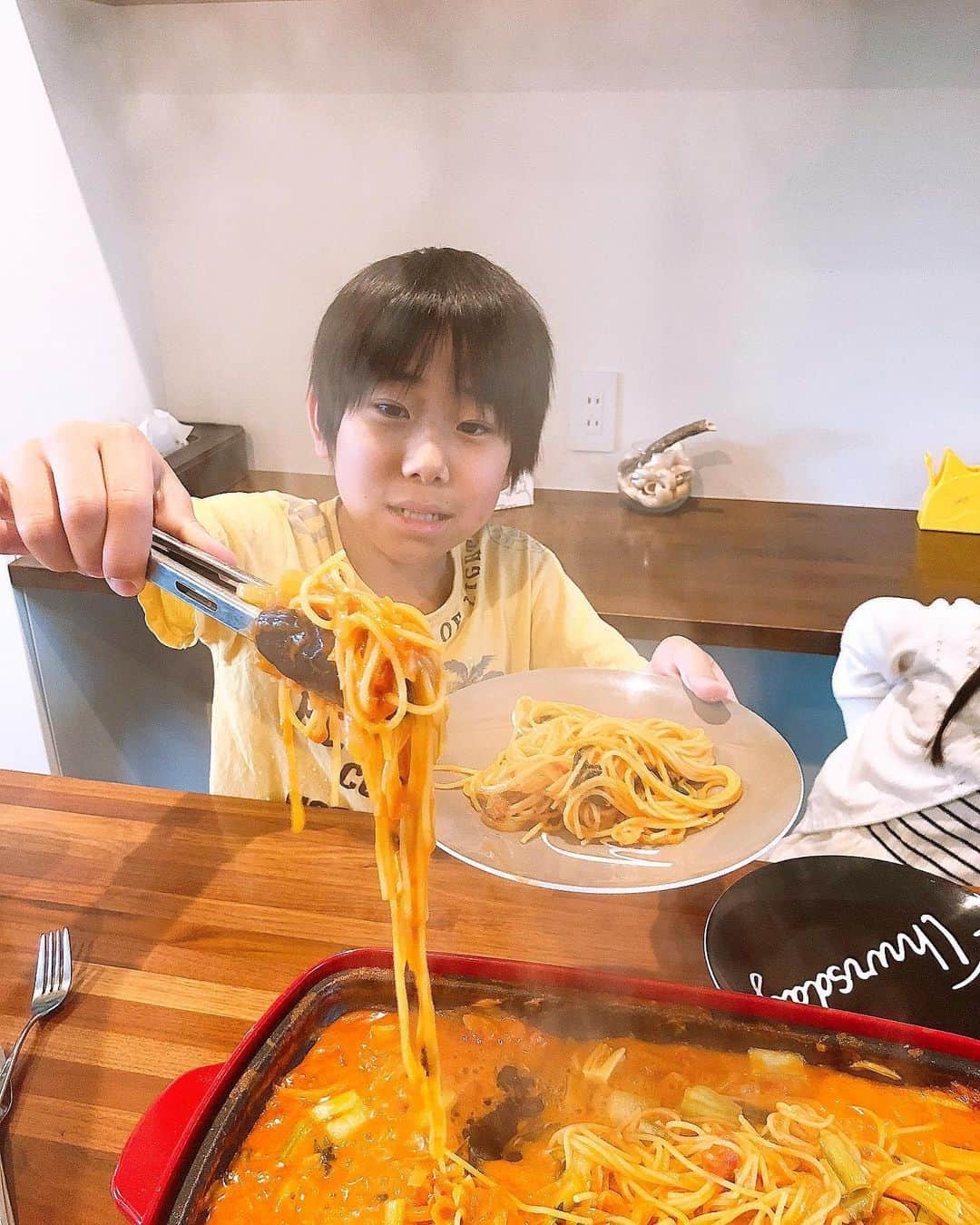 みきママさんのインスタグラム写真 - (みきママInstagram)「【ツナとトマトのクリームパスタです！！】﻿ ﻿ ﻿ ﻿ ﻿ ﻿ ﻿ れんちび「スパゲティーが食べたい！」ってさ。では自分で作ってください！！﻿ ﻿ ﻿ ﻿ ﻿ ﻿ ﻿ ﻿ 材料を用意したら、水分多めのソースを作って、パスタを茹でずに入れます！！﻿ ﻿ ﻿ ﻿ ﻿ ﻿ ﻿ ﻿ ﻿ 茹で上がるころには水分が飛ぶので、ちょうどいいとろみになります！！今日はブロッコリーの代わりに小松菜に、生クリームの代わりにバター＋牛乳にしました！！﻿ ﻿ ﻿ ﻿ ﻿ ﻿ ﻿ ﻿ レシピは明日発売の100たのに載っています！！本はフライパンで作るレシピになっています。﻿ ﻿ ﻿ ﻿ ﻿ ﻿ ﻿ ﻿ ﻿ れんちびと杏ちゃん「おいし〜！！」杏ちゃん、フォークにパスタを巻き付けて上手に食べていました。しかもさ、全身白の洋服、汚しませんでした。﻿ ﻿ ﻿ ﻿ ﻿ ﻿ ﻿ ﻿ ﻿ ﻿ はる兄は「カニみたいな味する。」ってさ。そうなんです、ツナなのに、食べたらカニみたいな味になるトマトクリームスパゲティーなんです。﻿ ﻿ ﻿ ﻿ ﻿ ﻿ ﻿ ﻿ ﻿ さ〜、午後も授業頑張ってこー！！﻿ ﻿ ﻿ ﻿ #みきママ #トマトクリームパスタ #ホットプレート #ブルーノ」5月21日 14時28分 - mikimama_official