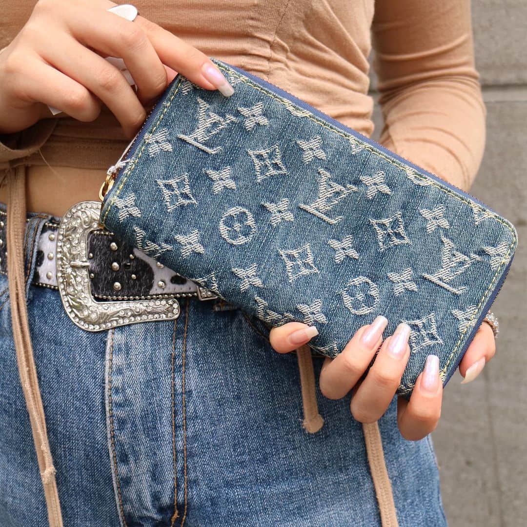 Vintage Brand Boutique AMOREさんのインスタグラム写真 - (Vintage Brand Boutique AMOREInstagram)「Louis Vuitton monogram denim zippy wallet  On website search for AO14063.  Free Shipping Worldwide✈️ For more information ≫ ≫ ≫✉️ info@amorevintagetokyo.com  #ヴィンテージ #ルイヴィトン#ヴィンテージルイヴィトン#ヴィンテージヴィトン #モノグラム  #ヴィンテージブランドブティック #アモーレ #アモーレトーキョー #表参道 #東京 #青山  #vintage #louisvuitton #LV #LVvintage #vintagelouisvuitton  #vuitton #damier #monogram #vintagebrandboutique」5月21日 14時35分 - amore_tokyo
