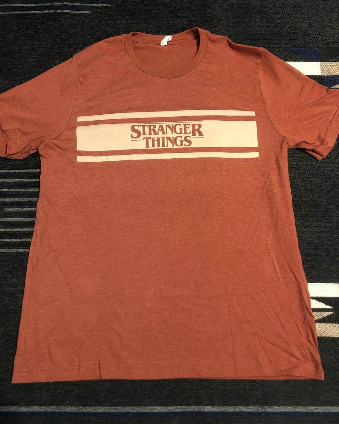 大地洋輔のインスタグラム：「🔥🔥🔥🔥🔥 お気に入りの着れないTシャツは捨てるの勿体ねーじゃん？ だからそいつを切るじゃん？ そしたら、縫うじゃん？ クッションカバーになるわけじゃん？ 簡単じゃん！？ リメイクじゃん！ 最高じゃん！！ 試して欲しいじゃん！！！ #男クッションカバー #切って縫うだけ #strangerthings #クッションカバー #手縫いクッションカバー #Tシャツリメイク #Tシャツリメイククッションカバー」