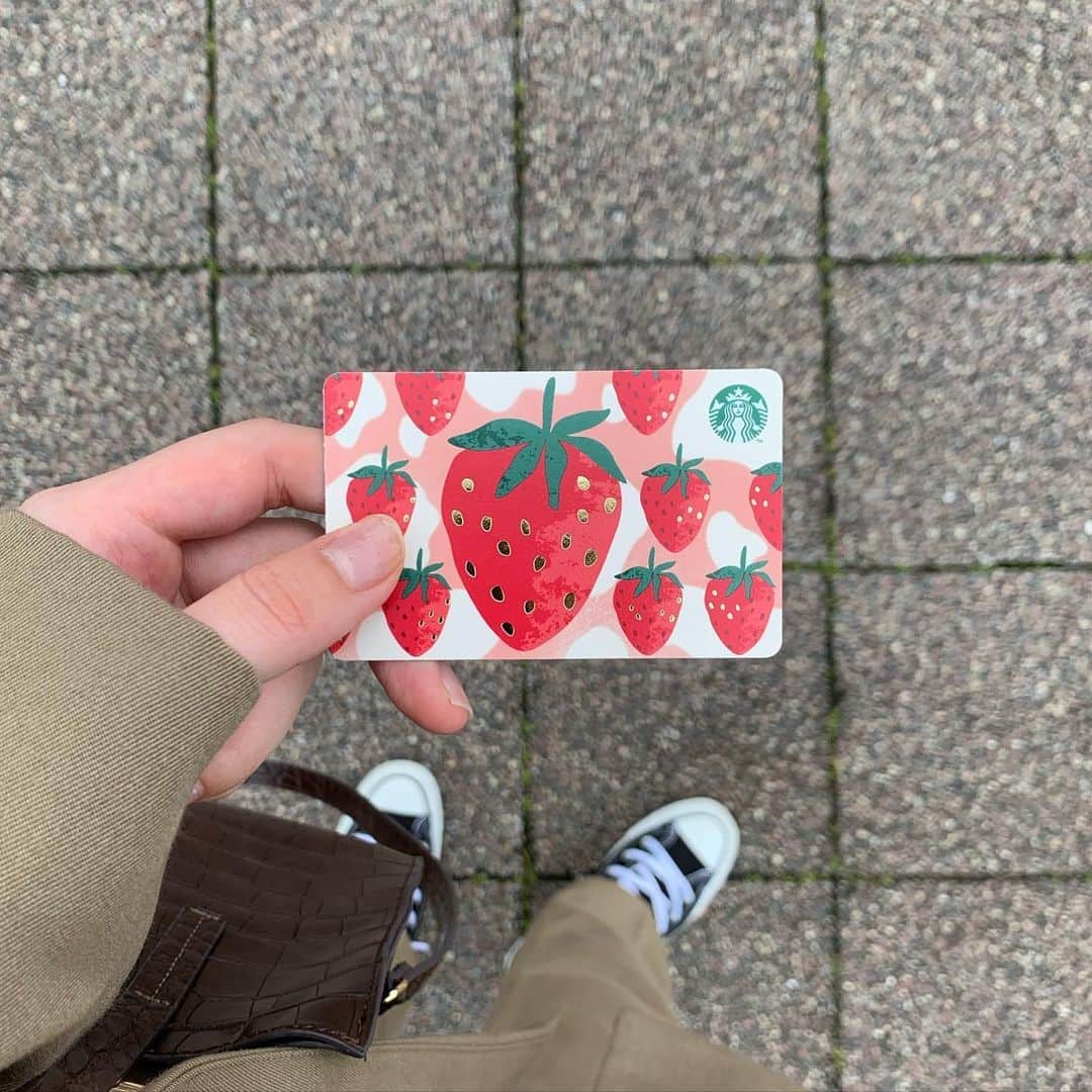 小山莉奈さんのインスタグラム写真 - (小山莉奈Instagram)「🍓 久しぶりのスタバが、とんでもなく嬉しすぎて 思わずグランデサイズ。🌵 いちごのデザインのカードなんて可愛すぎる🥱 . #starbucks」5月21日 14時39分 - koyama_rina