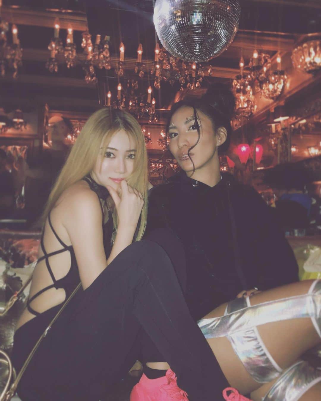 DJ mariennuのインスタグラム：「Last year👭 @ata.anna.o 💋 楽しむ心はそのままに今できる楽しみ方で最大限に❤️」