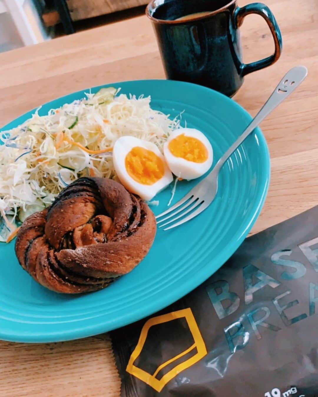 マイコ さんのインスタグラム写真 - (マイコ Instagram)「* @basefood_tokyo で朝ごはん。 BASE BREADにチョコレート味が出たから食べてみた🍫 無性にチョコ食べたい時あるんだけど これなら甘すぎないし 栄養価も高いからいいかもw そして気づいたけど、 BASE FOODシリーズ、 食べ応えがあって 腹持ちが抜群にいい🙆‍♀️ これで胃を少し小さくしたいw ・ ・ クーポンコード 【BFAMB500】 2000円以上の継続コース 初回500円OFF使ってね☺︎ ・ ・ ・ ・ #basefood#basebread#chocolate」5月21日 14時55分 - maicorori