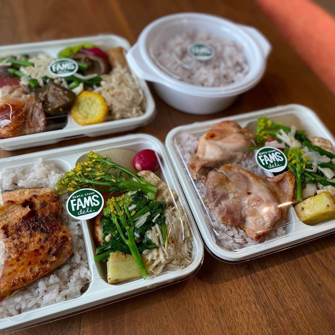 のインスタグラム：「今日の社員弁当﻿ ﻿ FAMS deliさんのお弁当は、メインを選べます。 今日のメインは、﻿ ﻿ お肉＝鶏肉の八角醤油焼き﻿ ﻿ お魚＝マスの味噌漬け焼き﻿ ﻿ ﻿ 上棟弁当は両方盛りごはん別﻿ ﻿ ﻿ ＃清水工務店﻿ ﻿ ＃社員弁当﻿ ＃毎週木曜日﻿ ﻿ ＃上棟弁当﻿ ＃射水市まで配達﻿ ﻿ ＃FAMSdeli﻿ ﻿ ＃野菜にもしっかり味付け﻿ ＃大満足﻿ ＃ごちそうさまでした﻿ ﻿ ﻿ 詳しくは@shimizu-aportのURLから、A-Port Linkのページをご覧くださいね！」