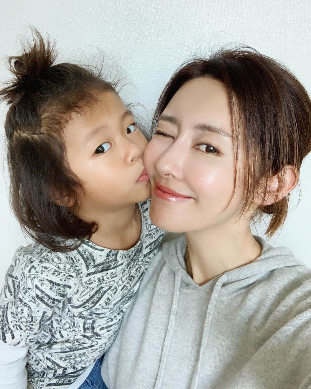 高木りなのインスタグラム：「温かいコメントありがとうございます。今日はいつも以上に抱きしめてイチャイチャ過ごしています💓 어제 포스팅에 따뜻한 말씀 너무 감사합니다~ 오늘은 평상시보다 더 예뻐해주고 있어요 ㅎ . . #育児日記 #兄弟 #男の子ママ #ママと息子 #육아일기 #육아일상 #형제 #아들맘 #엄마와아들 #motherandson #momlife #love #stayhome」