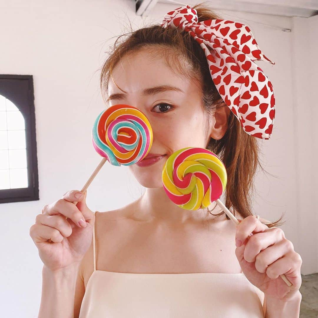 泉里香さんのインスタグラム写真 - (泉里香Instagram)「「ar」の撮影🍭💛 子供の頃、このくるくるしたキャンディーが欲しくて、いろんなところで探してた記憶が‥🍭 買ってもらっても食べるのが勿体なくて、ずっと眺めてたなぁ🥺  そんな憧れだったキャンディーは いま手にとってもワクワクする💘 #ar#magazine @ar_magazine」5月21日 15時15分 - rika_izumi_