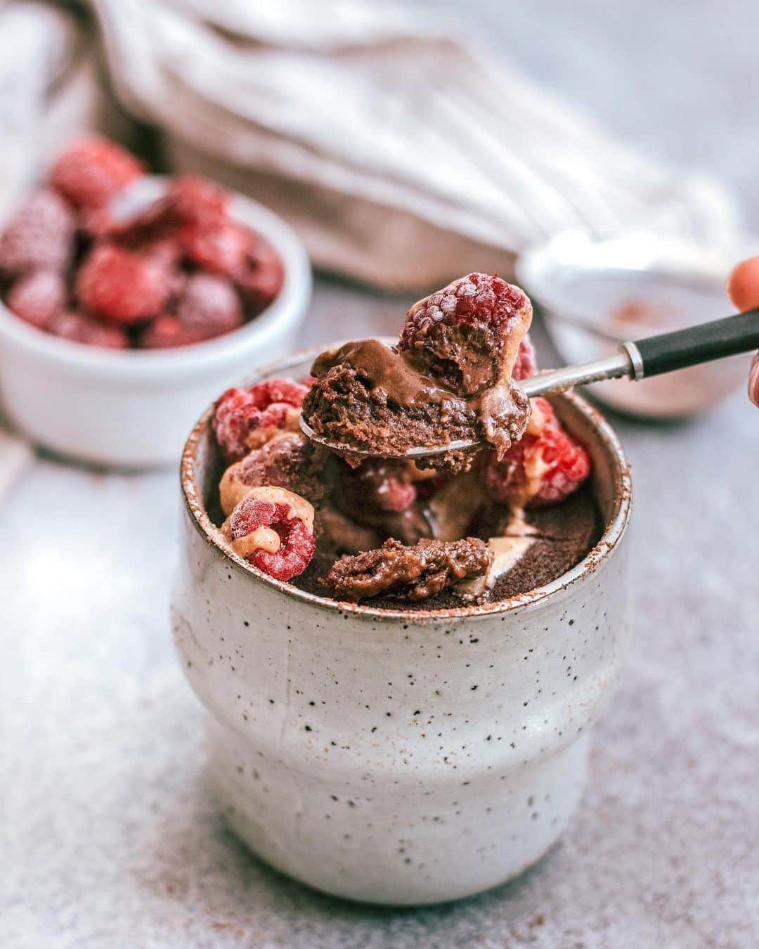 Zanna Van Dijkさんのインスタグラム写真 - (Zanna Van DijkInstagram)「ad Chocolate Protein Mug Cake 🧁 Tag a friend who should try this! 😍 Looking for a treat you can make in minutes? I’ve got you covered with this yummy chocolate plant based mug cake which packs in over 20g of vegan protein 💪🏼 ➡️ Mix together 1/4 cup oat flour (or another plain flour), 1/4 tsp baking powder, 2 tbsp cacao, 1 scoop @vivolife cacao protein, 1/4 cup coconut oil (melted) and 1 cup of plant milk 🌱 ➡️ Pour into either one large mug or two smaller mugs, sprinkle some chocolate chunks on top and place in the microwave. Cook for 1 minute for a goody texture or 90 seconds or a more firm cakey texture. Enjoy with toppings of your choice 😋 [ad - I’m an ambassador for @vivolife carbon neutral & vegan supplements. The code ZANNA10 gets a cheeky discount] 🌎 #mugcake #proteinmugcake #highprotein #plantbased #veganbaking #veganeate #healthysnack #mugcakerecipe」5月21日 15時39分 - zannavandijk