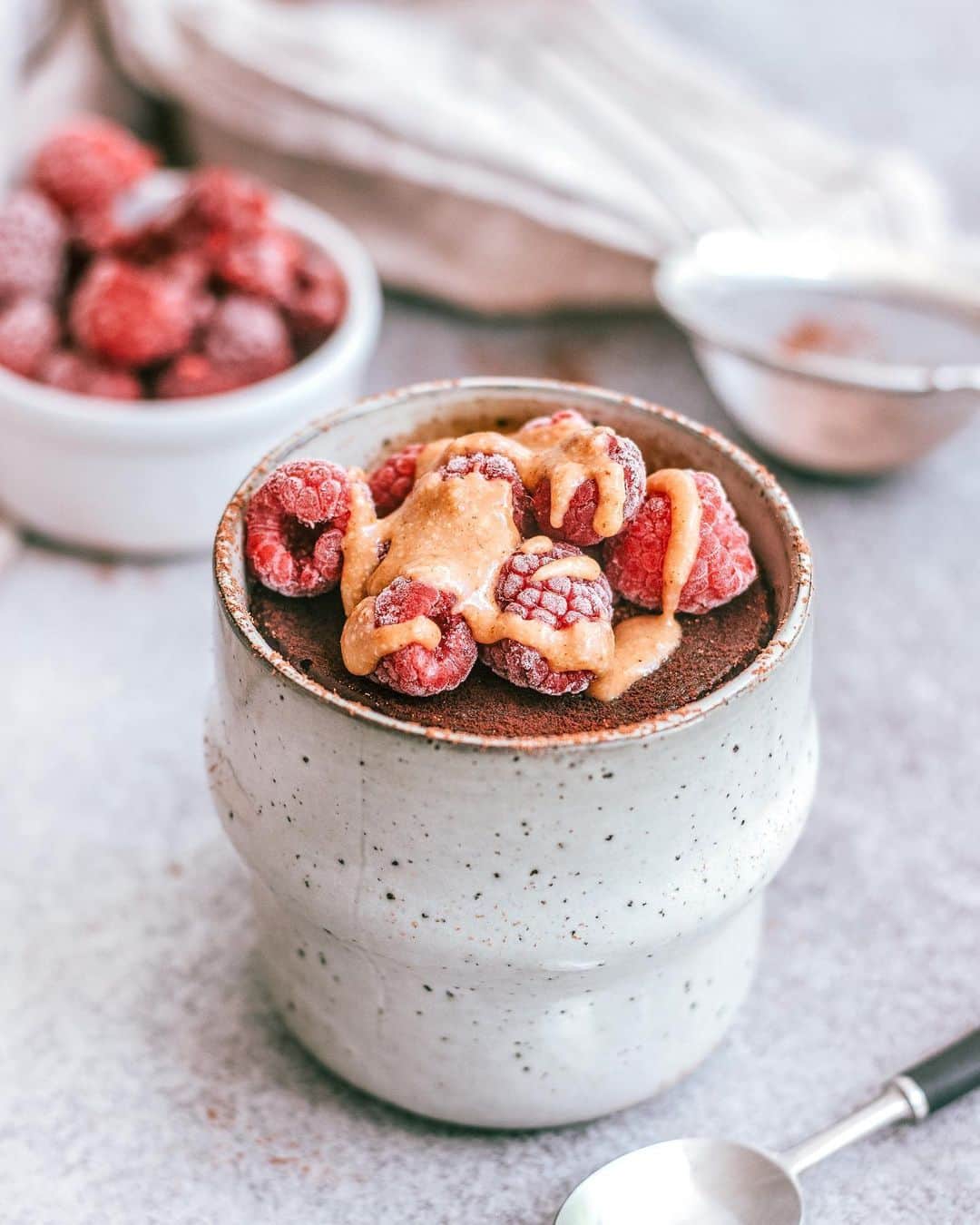 Zanna Van Dijkさんのインスタグラム写真 - (Zanna Van DijkInstagram)「ad Chocolate Protein Mug Cake 🧁 Tag a friend who should try this! 😍 Looking for a treat you can make in minutes? I’ve got you covered with this yummy chocolate plant based mug cake which packs in over 20g of vegan protein 💪🏼 ➡️ Mix together 1/4 cup oat flour (or another plain flour), 1/4 tsp baking powder, 2 tbsp cacao, 1 scoop @vivolife cacao protein, 1/4 cup coconut oil (melted) and 1 cup of plant milk 🌱 ➡️ Pour into either one large mug or two smaller mugs, sprinkle some chocolate chunks on top and place in the microwave. Cook for 1 minute for a goody texture or 90 seconds or a more firm cakey texture. Enjoy with toppings of your choice 😋 [ad - I’m an ambassador for @vivolife carbon neutral & vegan supplements. The code ZANNA10 gets a cheeky discount] 🌎 #mugcake #proteinmugcake #highprotein #plantbased #veganbaking #veganeate #healthysnack #mugcakerecipe」5月21日 15時39分 - zannavandijk
