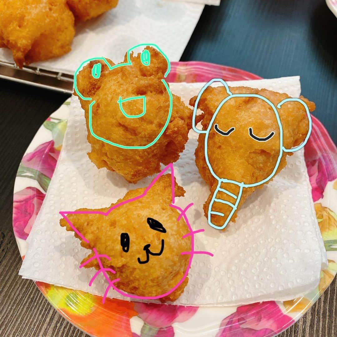 大堀恵さんのインスタグラム写真 - (大堀恵Instagram)「今日のおやつは、お豆腐ときなこで作ったドーナツ！面白い形のドーナツ、動物に見えてきたねと娘と話しながら頂きました🐸🐘🐱 揚げたてのドーナツは美味しい！🍩 #ドーナツ　#手作り　#おやつ　#美味しい　#子供」5月21日 15時32分 - ohorimegumi