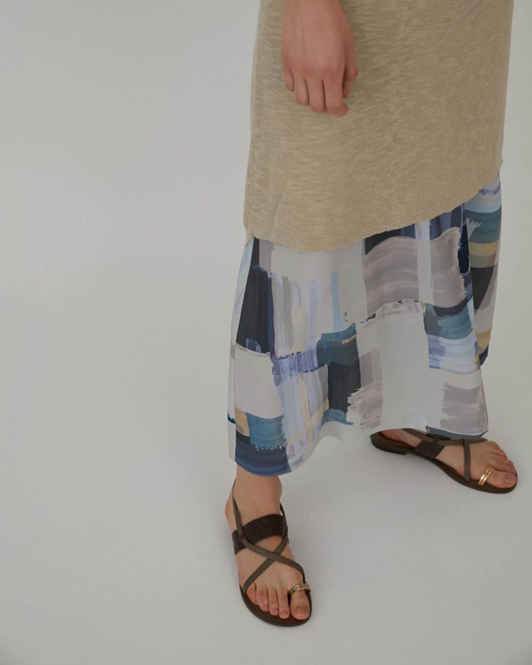 RIM.ARK（リムアーク）さんのインスタグラム写真 - (RIM.ARK（リムアーク）Instagram)「RIM.ARK 2020 SUMMER COLLECTION﻿ ____ ﻿ ㅤㅤㅤㅤㅤㅤㅤㅤㅤㅤㅤㅤㅤ Summer knit long tops ¥13,000+tax﻿ style sample #RIMARK_Summerknitlongtops ㅤㅤㅤㅤㅤㅤㅤㅤㅤㅤㅤㅤㅤ サラリとした肌触りのコットンにレーヨンの光沢が上品な印象のメランジニットで編まれたSummer knit long tops。夏にさらりと着たいデザイントップスは清涼感とアレンジの効く高いデザイン性が魅力のアイテムです。 ㅤㅤㅤㅤㅤㅤㅤㅤㅤㅤㅤㅤㅤ Color field painting SK ¥18,000+tax﻿ style sample #RIMARK_ColorfieldpaintingSK ㅤㅤㅤㅤㅤㅤㅤㅤㅤㅤㅤㅤㅤ Newyorkのテキスタイルデザイナー NIKKI MARTINKOVICが手がけたオリジナルのテキスタイルを軽やかな印象のフレアスカートで表現。アートビースとして心を動かされるような独特な色の遊びや深さ、幾重にも重なったストロークの拘りも圧巻。同型で無地の展開もあります。 ㅤㅤㅤㅤㅤㅤㅤㅤㅤㅤㅤㅤㅤ RIM.ARK ONLINE STORE、SHEL'TTER WEB STOREにて発売中。 ____﻿ ﻿ㅤㅤㅤㅤㅤㅤㅤㅤㅤㅤㅤㅤㅤ #RIMARK#リムアーク﻿ #2020SSRIMARK」5月21日 15時33分 - rim.ark