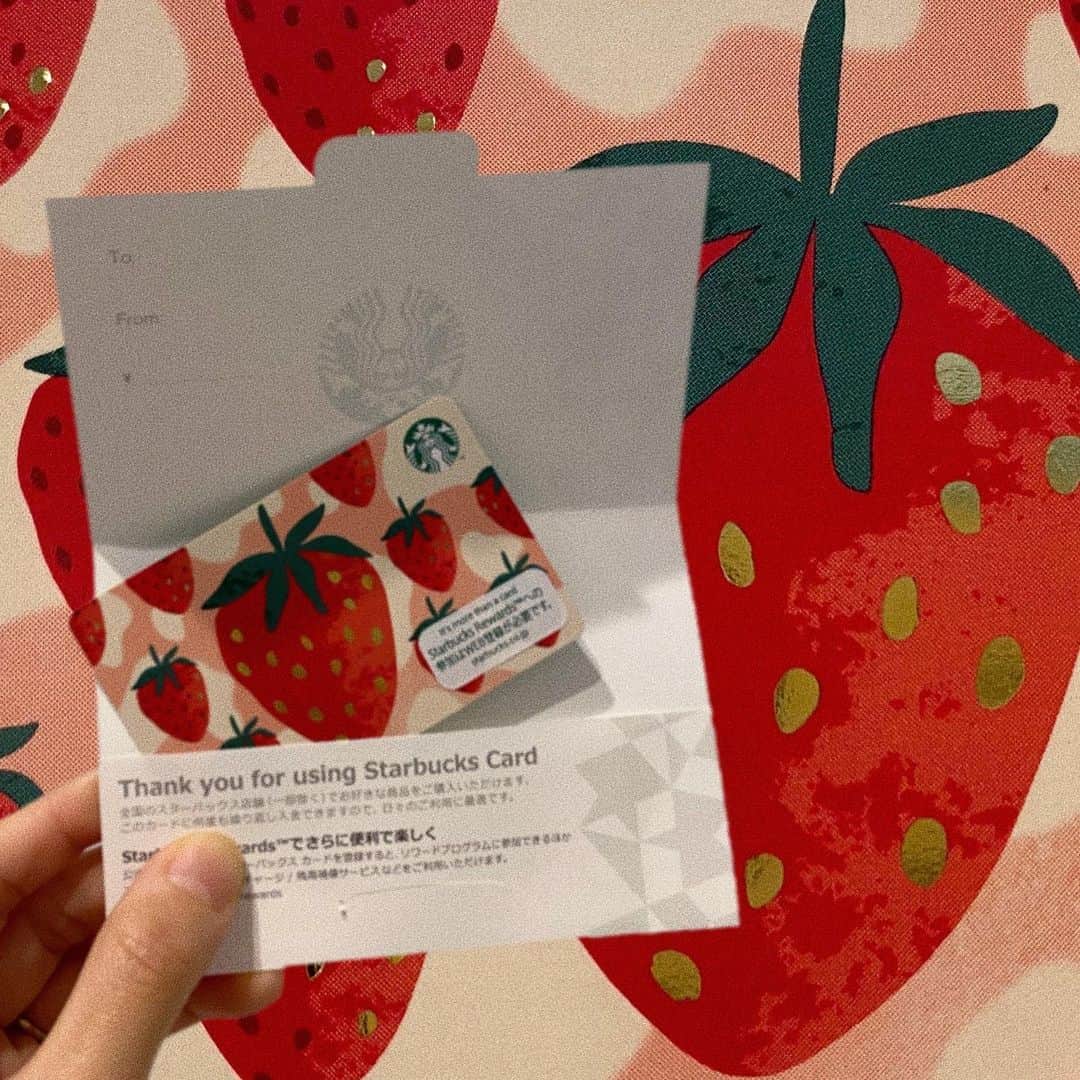 高橋愛さんのインスタグラム写真 - (高橋愛Instagram)「🍓ㅤㅤㅤㅤㅤㅤㅤㅤㅤㅤㅤㅤㅤ ㅤㅤㅤㅤㅤㅤㅤㅤㅤㅤㅤㅤㅤ ㅤㅤㅤㅤㅤㅤㅤㅤㅤㅤㅤㅤㅤ スタバで見つけて、すぐ買った🍓 ㅤㅤㅤㅤㅤㅤㅤㅤㅤㅤㅤㅤㅤ やっぱり 苺、好きだなぁ❤️ ㅤㅤㅤㅤㅤㅤㅤㅤㅤㅤㅤㅤㅤ ㅤㅤㅤㅤㅤㅤㅤㅤㅤㅤㅤㅤㅤ #スタバでいちご #スタバのいちご #もちろん自分へ。 #感謝」5月21日 15時48分 - i_am_takahashi