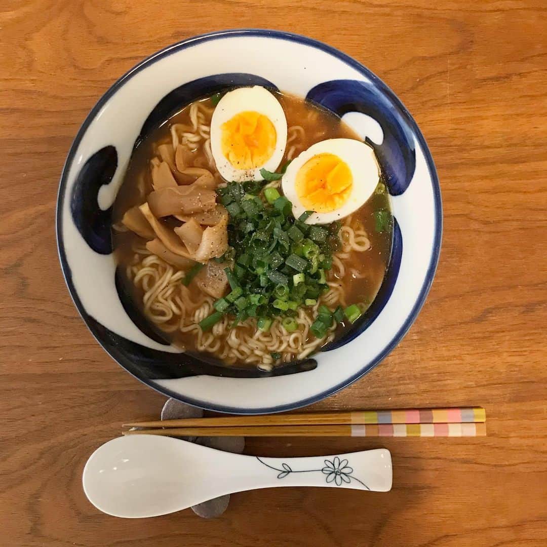 櫛引彩香のインスタグラム：「昨日買って来たチャルメラーメンです。あんまり食欲出ないかな、と思ったけど、そんなことなんてあるはずもなく、美味しくて全部食べてしまいました。そういえば私、久しぶりにラメーンを食べました。最近宿題というか、やることが色々ありましたが、ラメンを食べて今、少し落ち着きました。落ち着きタイムです。話しは変わりますが、昨日の斎藤工さんのインスタライブがすごく面白かったです。あと、最近、雨降りばかりでいやだなと思っていましたが、雨のおかげで、栽培中の大葉が少し育ってきました。そんな感じです。 #ビキコのごはん」