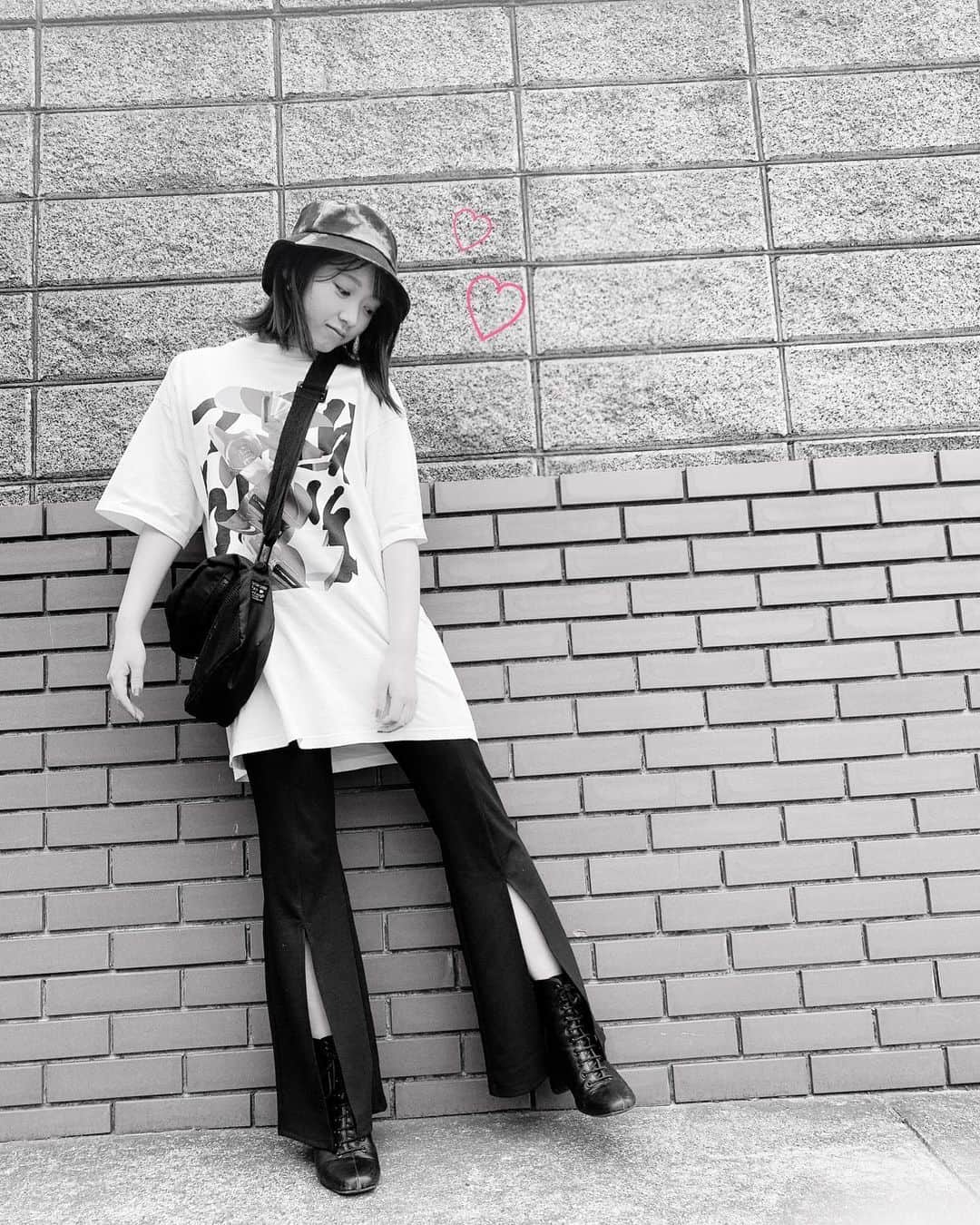 山岸理子のインスタグラム：「* ある日のコーデ♪ ・ ・ ・ ・ #tsubaki_factory #山岸理子 #コーデ #SLY #buckethat #black #TIEDYEハット #オーバーサイズ #Tシャツ #White #YUKIKOYAMASAKIxSLY」