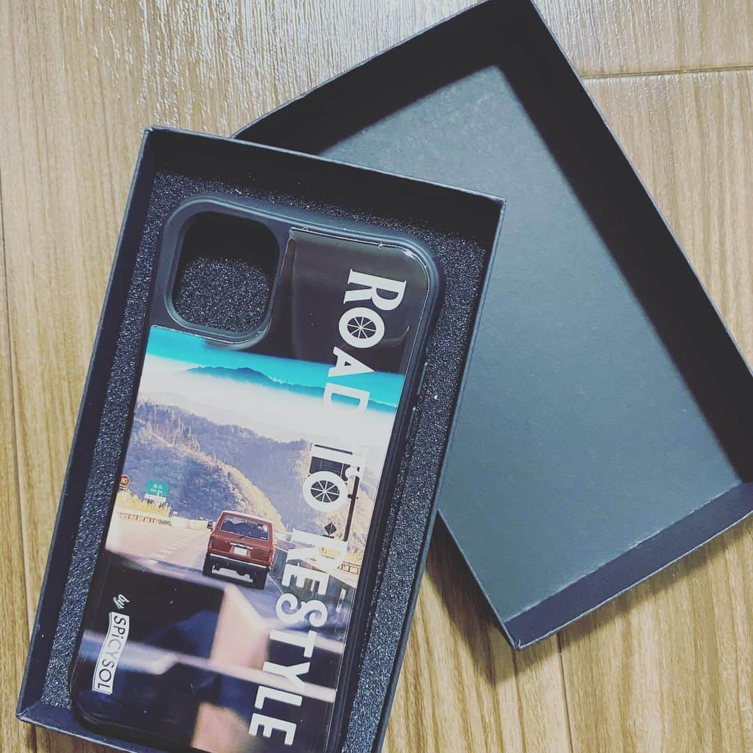 八百板卓丸のインスタグラム：「新しいスマホケース📱 壁にくっつくしお洒落なデザインで満足‼  #WAYLLY #iPhoneCase #ROAD TO RESTYLE」