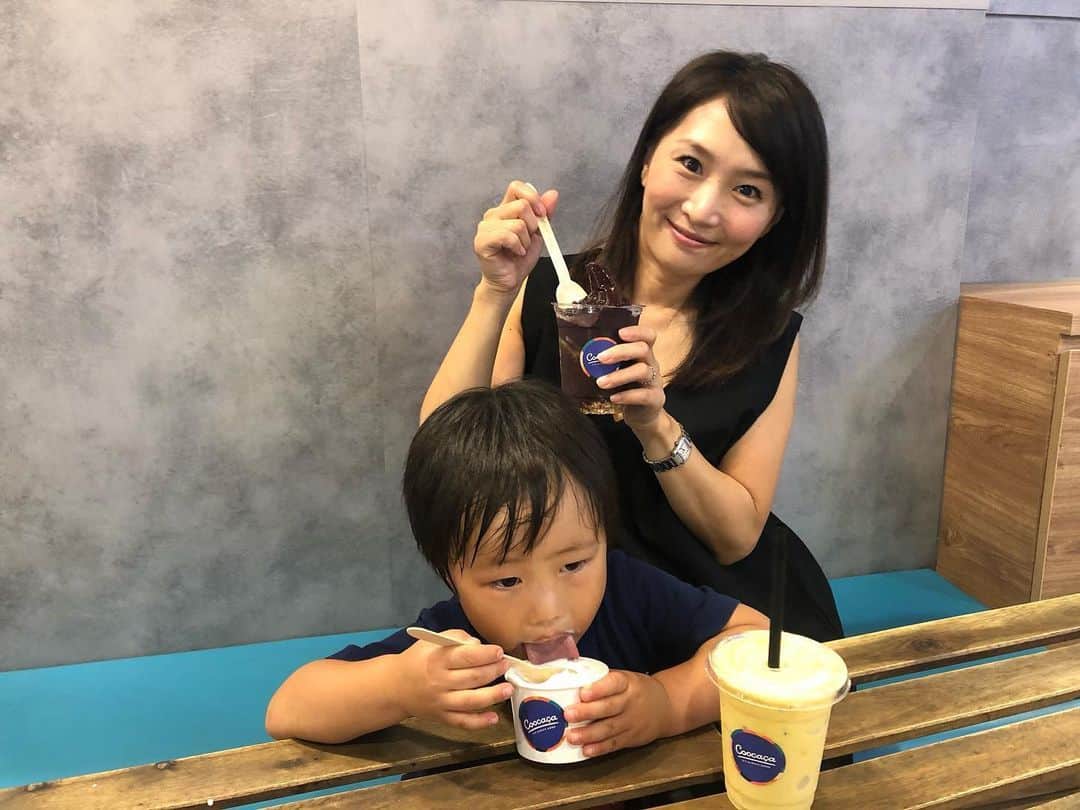 橋本麻里衣のインスタグラム：「AÇAÍ time ..☺︎ ＊ ＊ おうちで美味しいアサイーボウルを楽しみたくて気になっていたCoocaçaのDIY AÇAÍ KITを買ってみました❤︎ ＊ キットのなかは→ ●4 acai packs ●200g granola ●4 bananas ●400g frozen blueberries or strawberries ●Coconut water or oat milk ●1 jar of homemade almond butter ●Choice of 2 toppings ＊ お味はもちろん◎！ お値段35ドルでたーっぷり4人分も入っていて、なかなかお得なキットでした❤︎これはリピート決定..‼︎ ＊ #singaporelife#sglocallife#lifeinsingapore#igsg#sgig#coocaca#Coocaçasg#ItsAlwaysGood#シンガポールライフ#シンガポール生活#シンガポールカフェ#シンガポール在住#シンガポールおすすめ#シンガポール子育て#男の子のママ#生後16ヶ月#4歳#二児ママ#海外生活#美味しいデザート#スーパーフード ☺︎」