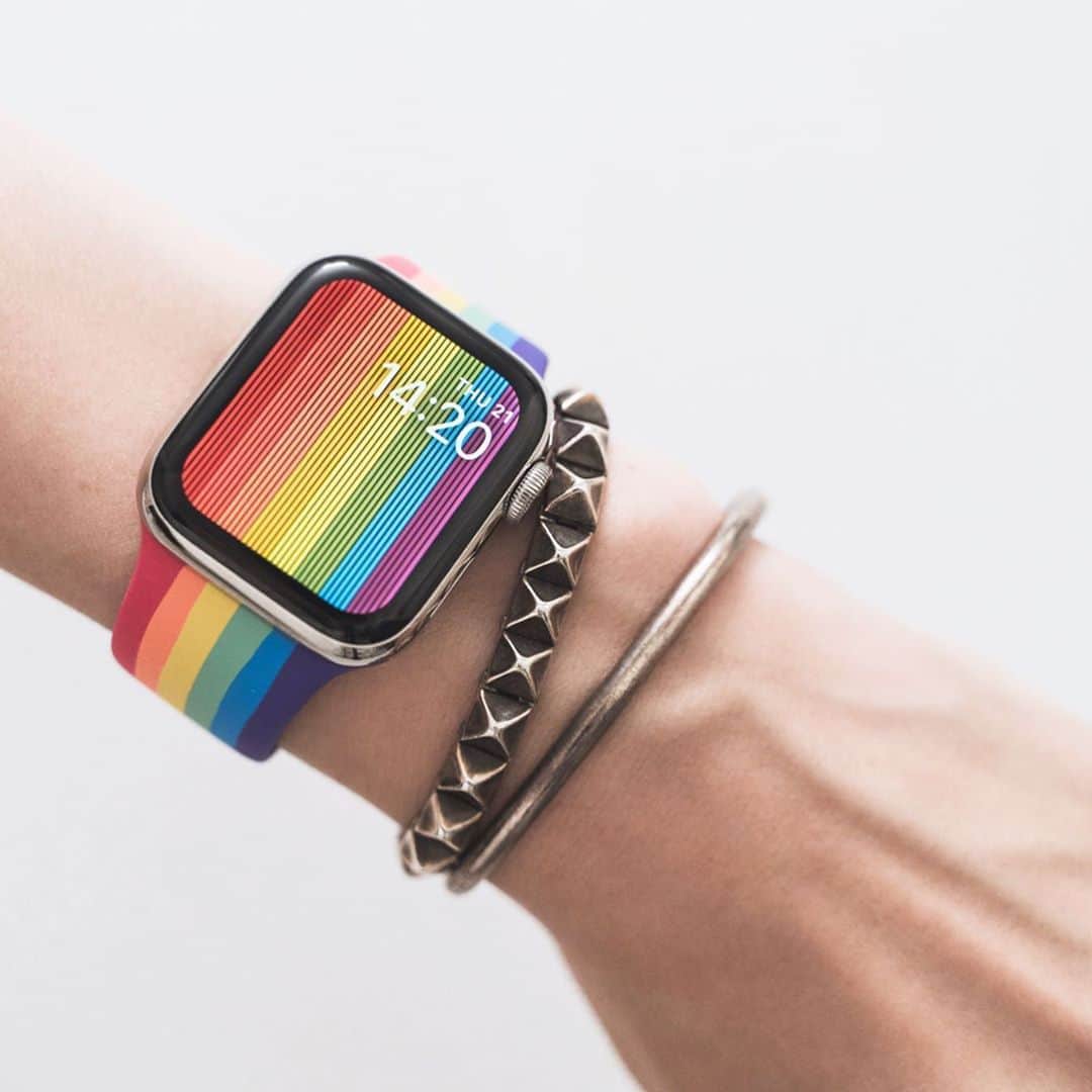 市川渚さんのインスタグラム写真 - (市川渚Instagram)「#AppleWatch Pride Edition Bands⌚️🌈﻿ ﻿ ﻿ ﻿ 6月はプライド月間🌈ということで今年も出たよApple Watch プライドエディションバンド。Nikeバンドはさりげなく、スポーツバンドは大胆な手書き風のレインボーがド派手で可愛い。﻿ ﻿ ちなみに、レインボーなウォッチフェイスはwatchOS 6.2.5にアップデートすれば誰でもDLできるようになってました。このウォッチフェイス、指のタッチに反応してミョミョ〰︎ン（うまい表現が見当たらなかった）と動く😆﻿ ﻿ Fit Boxingやるときはシリコンのスポーツバンド、散歩しに行くときはミラネーゼループかエルメスバンドを服に合わせてコーデ、みたいな感じでApple Watchは外出自粛の間もバンドをいろいろ付け替えて使ってます🙆‍♀️﻿ ﻿ #applewatchprideedition2020#apple#pridemonth#applewatchbands」5月21日 16時02分 - nagiko