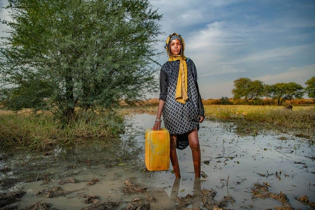 ナショナルジオグラフィックさんのインスタグラム写真 - (ナショナルジオグラフィックInstagram)「Photo by @amivitale | A woman from the Mbororo community collects water near the village of Gouwa in Chad. As happens all over the world, the grueling task of fetching water falls to women and girls. They spend a collective 200 million hours each day doing it, and it's becoming increasingly difficult as climate change makes freshwater more scarce. Lake Chad, a critical freshwater resource on which 30 million people, including the Mbororo, depend upon for water and food, has shrunk by 90% since 1960, in part due to the warming climate. Its depletion is driving conflict and making the lives of women increasingly difficult.  However, many are working tirelessly to help. The 2019 Pritzker Environmental Genius Hindou Oumarou Ibrahim is creating 3D maps of remaining water resources in the area that can be shared among communities, so that those who need water can find it. We will need more minds like Hindou's if we are to overcome the myriad challenges climate change is bringing. Follow @amivitale and @rippleeffectimages for more stories of women empowering women. @conservationorg @natgeoimagecollection @thephotosociety #climatechange #globalwarming #mbororo #chad」5月21日 16時08分 - natgeo