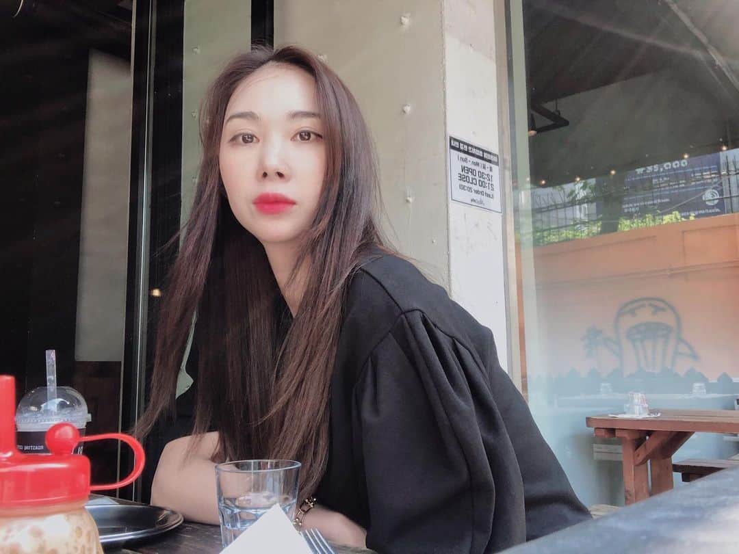 イユエリンのインスタグラム：「늦은 점심인가 이른 저녁인가.. @emma.gray_official 놀러와잉」