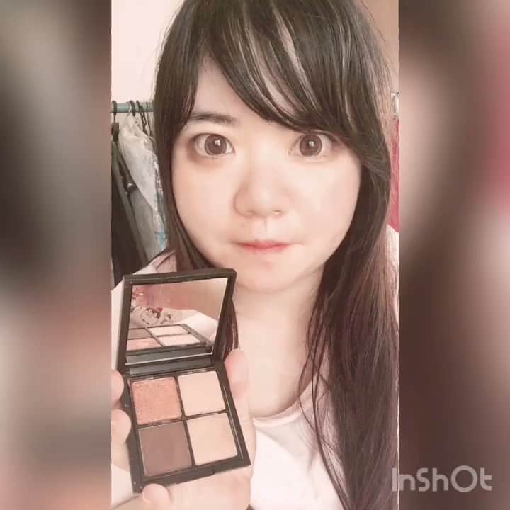 hoshizaki eriのインスタグラム：「. @celefit.jp のパレット 【THE BELLA COLECTION】 #01番 を使ってアイメイク💖 コーラル系のラメ色【Colore】 をアイホールに 薄い色【Beige】を涙袋に 締めに目尻に濃いめブラウン【Cacao】 最後にもう一度【Colore】 を塗っています💕🍀 . キラキラして派手すぎず 可愛いパレットです❣️ (動画色見づらくてごめんなさい🙇) . 使える色が揃った優秀パレット❣️ Q10と楽天で買えます🙆‍♂️ . . #celfit  #eyeshadowpalette  #coral  #brown #アイパレット  #韓国コスメ  #コスメレビュー #メイクしてみた #コーラル系  #ラメグラデーション #メイク動画 #アイシャドウパレット  #韓国メイク  #ブルベ夏 #オルチャンメイク  #PR #pleaselikeit  #likebackalways #followme  #followback  #相互フォロー  #맞팔 #팔로미 #뷰티인스타 #화장품스타그램 #인생템 #화장품추천 #메이크업 @celefit.jp @celefit_official」