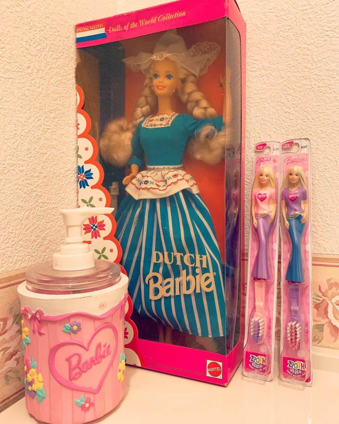 春菜めぐみさんのインスタグラム写真 - (春菜めぐみInstagram)「． 小さい頃のプレゼントはだいたい海外から 取り寄せてもらったBarbieちゃんでした🎀💕 当時は日本にBarbieグッズが ほとんどなかったんだよね🙀💦 ． ． いろんな国のコレクションを30体くらい持ってたんだけど、今は保管状態が綺麗なものだけを大事に飾ってます💄✨ ． ． これもお気に入りのひとつ🌈❤️ 長年一緒に暮らしてます☺️☺️ ． ． #Barbie #collection」5月21日 16時17分 - me_haruna.02