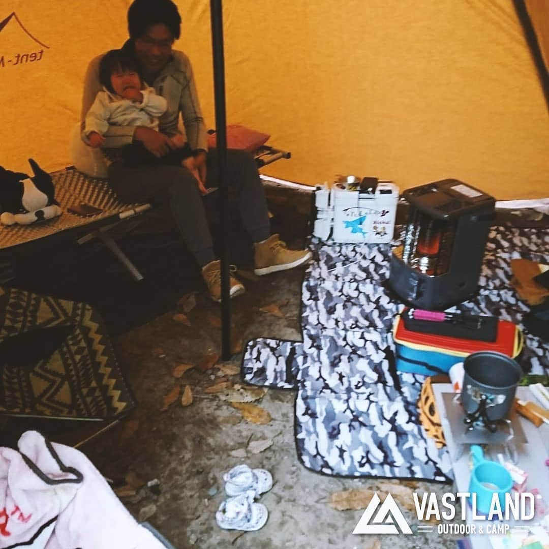 VASTLANDさんのインスタグラム写真 - (VASTLANDInstagram)「【VASTLAND×REPOST】 . ストーブも設置して快適なテントの中👏✨ . キャンプでは普段お家で使用している家電を持ってきても楽しくなりますね！😁😁 . .. Photo by @nanami800525 様 投稿ありがとうございます！ . .. VASTLAND公式アカウントでのリポスト希望の方は【#VASTLANDリポート】を付けてVASTLAND製品をご投稿ください！ . .. ・掲載ギア・ #キャンプマット #アウトドアチェア . .. ▲▽掲載ギアはプロフィールのリンク（ @vastland.jp )もしくは、画像をタップしてチェック！▽▲ . .. ※コメントやDMに返信できない場合がございますので、製品やサポートに関するお問い合わせは、弊社問い合わせフォームからよろしくお願いします。 . .. #VASTLAND #ヴァストランド #キャンプ #キャンピングチェア  #テント  #camp #キャンプギア #キャンプ道具 #キャンプ用品 #テント #camping #ソロキャンプ #デイキャンプ #ファミリーキャンプ #ファミキャン #グルキャン #ソロキャン #オートキャンプ #キャンプ女子 #キャンプ初心者 #キャンパー  #キャンプ好き #アウトドア #アウトドア用品」5月21日 16時20分 - vastland.jp