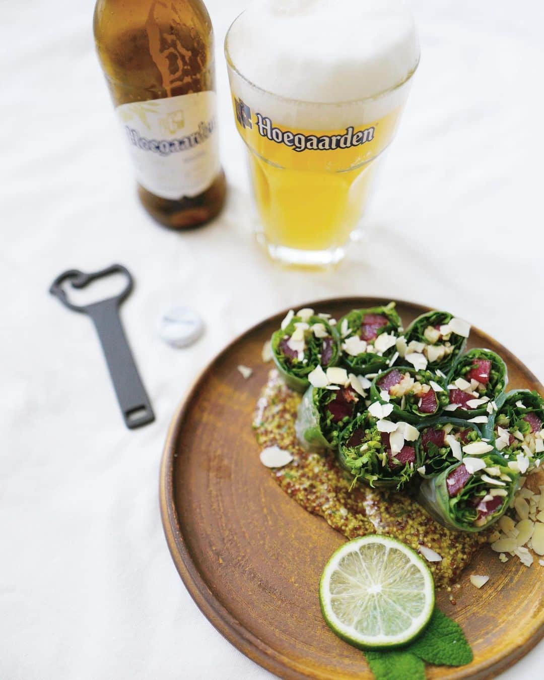 のインスタグラム：「. @hoegaarden_jpn presents #おうちアペロ  クッキングライブをご覧いただいた皆さま、 どうもありがとうございました！  幸也 @yukiya.terai ありがとね😘  打ち合わせなしに選んだお皿がまさかの同じ！ なんて嬉しいびっくりもあったし、 わたしの抜け作っぷりもご披露ささていただいたり😂 とっても楽しかったです🙋‍♀️💕 結局全部食べちゃったから、 今朝また材料を買ってきて作りましたよ。 （いんげんを入れ忘れたことは🤫） すごくうまく巻けるようになったので、ここを皆さまに見て欲しかったわー😂  幸也のレシピをご紹介しますね。 【鮪と香草のピリ辛生春巻き】 ㅤㅤㅤ (材料2本分) ・生春巻きの皮　2枚 ・鮪の赤身or中トロ　50g ・インゲン　2本 ・水菜　30g ・パクチー 30g ・ミント　少量 ・新生姜　20g ・えごま　or 大葉　2枚 ・ナッツ(胡桃、アーモンド、など少量) ・醤油　大さじ1 ・味醂　小さじ2 (タレ) ・マスタード　大さじ1 ・オリーブオイル　大さじ1 ・ナンプラー　小さじ2 ・青唐辛子　2分の1本　or 柚子胡椒 ・蜂蜜　小さじ1 ・ライム　あればで良い  ①鮪を5ミリ角、長さ9センチ程度に切り、 醤油と味醂を合わせたものに漬けておく。  ②インゲンは下茹でした後、 粗熱を取り水気を切り半分に切っておく。  ③新生姜は細長く千切りにし、 水菜やパクチーはマグロと同じサイズにカットしておく。  ④生春巻きの皮を濡らしひろげたらえごまの葉を置き、 その上に他の具材をのせ折りたたむように巻く。 5分ほどおいて生春巻きが落ち着いたら食べやすいサイズにカットする。  ⑤タレは、刻んだ青唐辛子に全ての調味料を混ぜ合わせれば完成。 胡桃などのナッツ類やライムを飾り付けると さらに香りも良くなり楽しめます！」