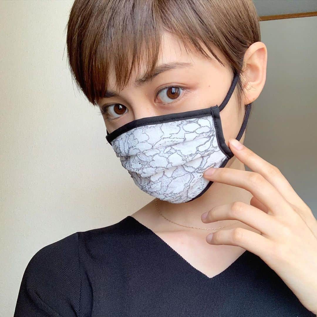 中島彩香のインスタグラム：「・ 最近はだんだん暑くなってきたから マスクも夏仕様でレースで作ってみました！ ・ 派手すぎなくてお洋服にも合わせやすい☺︎🤍 ・ #enjoyhome」