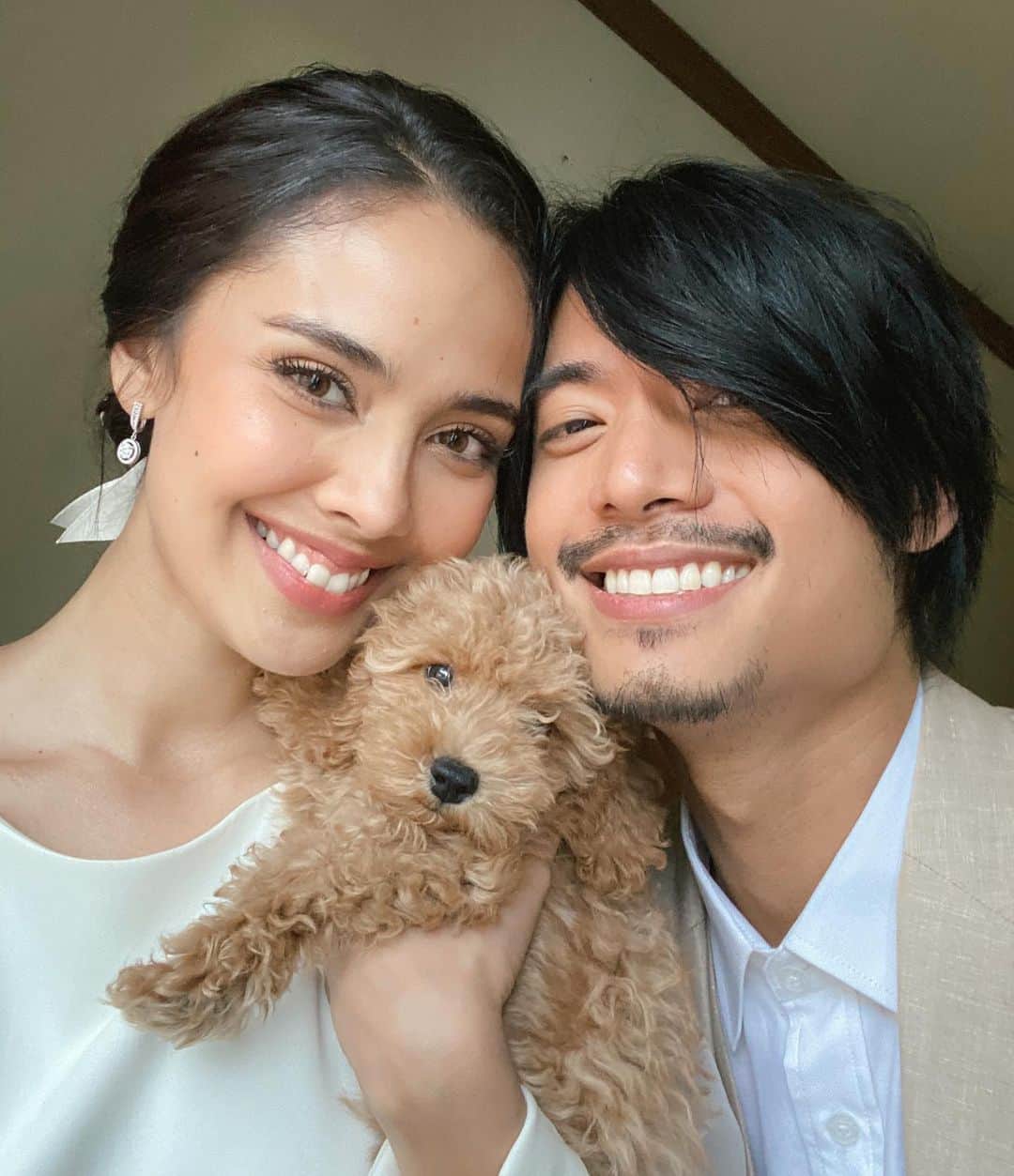 のインスタグラム：「Been going through all our wedding photos since yesterday! It’ll probably take us a while to go through everything 😂 meanwhile, I’ll just share this photo that we took before we got ready for the reception ❤️ Soba was still so young!!! She looked like a little bear 🐻」