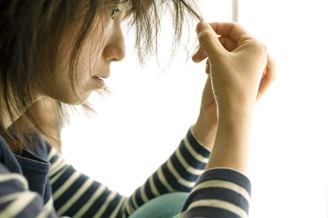 石井寛子のインスタグラム：「もうね、びっくりするくらい 白髪がこんにちわ～🙋‍♀️ してきたので 10代ぶりのホームカラー。  泡カラー。いい感じでそまりました！！！！ . . 私と白髪は もう20年くらいの付き合いです。  ここから話は長くなるので 気になる方だけどうぞ。  中学時代、吹奏楽部の合奏中 「ひろこっ！白髪ある！」と . 後ろに座る友達にこっそり言われて発覚。 それは一本ぴっ！と抜けば済むものでなく 実は3,4本集団であって。  他の人に気づかれたくないな～と。願った。  あ～あ、 今度は白髪ネタが増えてしまうわ。と。  というのも 出っ歯！！ ぺちゃぱい！！ 見た目の特徴で みんなからいじられてきた。  私の菌も教室中を飛び交った。 . 「もうやめてや～」 すねた素振りで、 笑って過ごしていた。  結婚して、この話を主人にすると 「それ、フツーにいじめられてたんちゃうん？」と。  え！わたしが？いじめ？ んなわけないでしょ。 と思っている。  なんなら今でも。  私の青春時代は 天性の鈍感力のおかげで 救われたのかも。 . . 「いじり」と「いじめ」は 表裏一体。  我が子たちも これから、もしかしたら そんな瞬間にめぐりあうかもしれない。  自分を認め、他人を認める 強さと優しさもってほしい。  脳内お花畑な私ですら 大人になって 突如その言葉たちは コンプレックスとなった。  矯正も豊胸手術も考えてると。 母に相談したら どうぞどうぞご自由に。と、あっさりOK。 （あなたのDNAのせいかもなんですけど、、、 当時めっちゃ悔しかったのを覚えている。反抗期ね。） . . しかし自力で手術代を捻出する お金はなく、夢破れたり。  人は、そう簡単には 変われない。  それでも この体とマインドは どうやら 相性がいいらしい。  毛量キープ意識して、 30年後は話題のグレイヘア。 挑戦してみたい！！！！」
