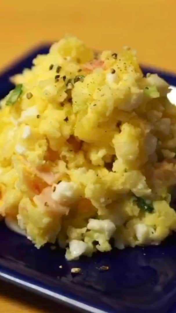 AO のインスタグラム：「めんどくさがりな私でも作れる ポテトサラダ🥔  ①じゃがいも 茹でて皮を剥く  ②ゆで卵ゆでる  ③きゅうり・たくあん・ハム 小さめに切っておく  ④じゃがいも潰していく お酢をちょろっと入れる  ②と③の材料も入れて混ぜる  ⑤マヨネーズと塩胡椒で味付け  ⑥全体が混ざったら完成！！ 潰して混ぜるだけ！！」