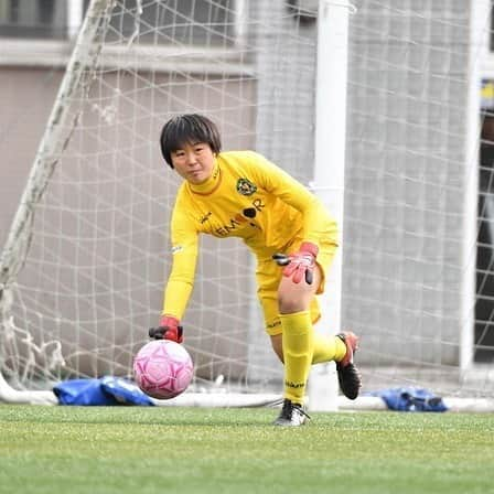 東京ヴェルディさんのインスタグラム写真 - (東京ヴェルディInstagram)「多くの日本女子代表選手が輩出してきた、日テレ・東京ヴェルディベレーザのアカデミー。メニーナ、そして2012年立ち上げのセリアス。﻿ ﻿ 所属選手のアカデミー時代を、秘蔵写真と思い出コメントで振り返る好評企画🐸！﻿ ﻿ 今回は、黒沢彩乃選手のセリアス／メニーナ時代🌱（2013〜18年）﻿ 日テレ・メニーナセリアス（2013～2014年）﻿ 日テレ・メニーナ（2015～2018年）﻿ 🏆全日本女子ユースサッカー選手権大会：優勝 1回（2018年）﻿ ●黒沢彩乃選手が語る、アカデミー時代の思い出🔻﻿ 中学2年生の冬まではセリアスでフィールドでプレーしていました。﻿ ですが、現トップチームの沖田コーチに勧められてメニーナのキーパーに転向しました。その時は、正直ゴールを決められるキーパーなんてやりたくないと思っていました。﻿ メニーナに初めてキーパーとして練習参加した時なんて、大雨なのに受けたことも無いシュート練が急に始まって、ドロドロ、ビショビショになって容赦ないシュートを受けるんです。さらに、その時は本当に寒くて、手と足の感覚が無くなってキーパーってこんなに辛いんだ。辞めたいってキーパー1日目で思ったくらいです。﻿ でも、寺さん（現:寺谷アカデミーダイレクター）と一個上の田中桃子選手とやるドSなキーパー練習が楽しくて、キーパーが面白くなりました。﻿ また、やりたいです。﻿ ﻿ #黒沢彩乃﻿ #日テレメニーナ﻿ #全日本女子ユースサッカー選手権大会優勝﻿ #beleza﻿ #ベレーザ #日テレベレーザ #日テレ東京ヴェルディベレーザ #東京 #tokyo﻿ #stayhome﻿ #stayathome﻿ #おうちでヴェルディ #おうちでベレーザ」5月21日 16時42分 - tokyo_verdy