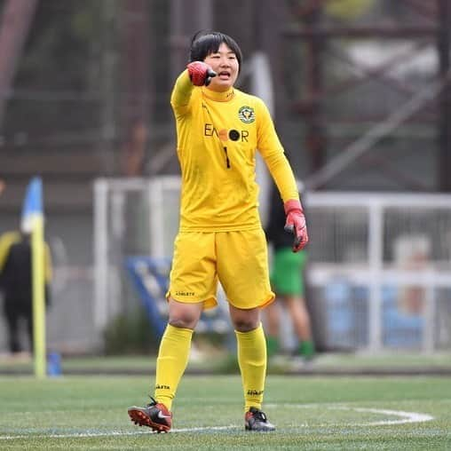 東京ヴェルディさんのインスタグラム写真 - (東京ヴェルディInstagram)「多くの日本女子代表選手が輩出してきた、日テレ・東京ヴェルディベレーザのアカデミー。メニーナ、そして2012年立ち上げのセリアス。﻿ ﻿ 所属選手のアカデミー時代を、秘蔵写真と思い出コメントで振り返る好評企画🐸！﻿ ﻿ 今回は、黒沢彩乃選手のセリアス／メニーナ時代🌱（2013〜18年）﻿ 日テレ・メニーナセリアス（2013～2014年）﻿ 日テレ・メニーナ（2015～2018年）﻿ 🏆全日本女子ユースサッカー選手権大会：優勝 1回（2018年）﻿ ●黒沢彩乃選手が語る、アカデミー時代の思い出🔻﻿ 中学2年生の冬まではセリアスでフィールドでプレーしていました。﻿ ですが、現トップチームの沖田コーチに勧められてメニーナのキーパーに転向しました。その時は、正直ゴールを決められるキーパーなんてやりたくないと思っていました。﻿ メニーナに初めてキーパーとして練習参加した時なんて、大雨なのに受けたことも無いシュート練が急に始まって、ドロドロ、ビショビショになって容赦ないシュートを受けるんです。さらに、その時は本当に寒くて、手と足の感覚が無くなってキーパーってこんなに辛いんだ。辞めたいってキーパー1日目で思ったくらいです。﻿ でも、寺さん（現:寺谷アカデミーダイレクター）と一個上の田中桃子選手とやるドSなキーパー練習が楽しくて、キーパーが面白くなりました。﻿ また、やりたいです。﻿ ﻿ #黒沢彩乃﻿ #日テレメニーナ﻿ #全日本女子ユースサッカー選手権大会優勝﻿ #beleza﻿ #ベレーザ #日テレベレーザ #日テレ東京ヴェルディベレーザ #東京 #tokyo﻿ #stayhome﻿ #stayathome﻿ #おうちでヴェルディ #おうちでベレーザ」5月21日 16時42分 - tokyo_verdy