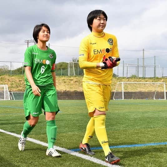 東京ヴェルディさんのインスタグラム写真 - (東京ヴェルディInstagram)「多くの日本女子代表選手が輩出してきた、日テレ・東京ヴェルディベレーザのアカデミー。メニーナ、そして2012年立ち上げのセリアス。﻿ ﻿ 所属選手のアカデミー時代を、秘蔵写真と思い出コメントで振り返る好評企画🐸！﻿ ﻿ 今回は、黒沢彩乃選手のセリアス／メニーナ時代🌱（2013〜18年）﻿ 日テレ・メニーナセリアス（2013～2014年）﻿ 日テレ・メニーナ（2015～2018年）﻿ 🏆全日本女子ユースサッカー選手権大会：優勝 1回（2018年）﻿ ●黒沢彩乃選手が語る、アカデミー時代の思い出🔻﻿ 中学2年生の冬まではセリアスでフィールドでプレーしていました。﻿ ですが、現トップチームの沖田コーチに勧められてメニーナのキーパーに転向しました。その時は、正直ゴールを決められるキーパーなんてやりたくないと思っていました。﻿ メニーナに初めてキーパーとして練習参加した時なんて、大雨なのに受けたことも無いシュート練が急に始まって、ドロドロ、ビショビショになって容赦ないシュートを受けるんです。さらに、その時は本当に寒くて、手と足の感覚が無くなってキーパーってこんなに辛いんだ。辞めたいってキーパー1日目で思ったくらいです。﻿ でも、寺さん（現:寺谷アカデミーダイレクター）と一個上の田中桃子選手とやるドSなキーパー練習が楽しくて、キーパーが面白くなりました。﻿ また、やりたいです。﻿ ﻿ #黒沢彩乃﻿ #日テレメニーナ﻿ #全日本女子ユースサッカー選手権大会優勝﻿ #beleza﻿ #ベレーザ #日テレベレーザ #日テレ東京ヴェルディベレーザ #東京 #tokyo﻿ #stayhome﻿ #stayathome﻿ #おうちでヴェルディ #おうちでベレーザ」5月21日 16時42分 - tokyo_verdy