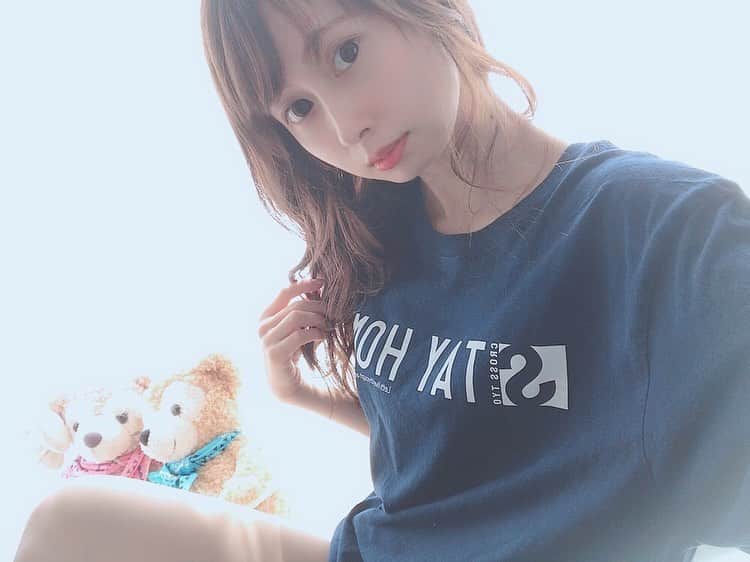 佐藤もも子のインスタグラム：「‪今日は寒いね❄️‬ ‪ ・ ・STAYHOME Tシャツ‬ ・‪マスク‬ ‪・ソロチェキ‬ ‪セット販売中❣️‬ ・ ‪ご希望の方はDMにて💌‬ ・ ・ #stayhome #daffy #scross tyo  #girl #followｍe」