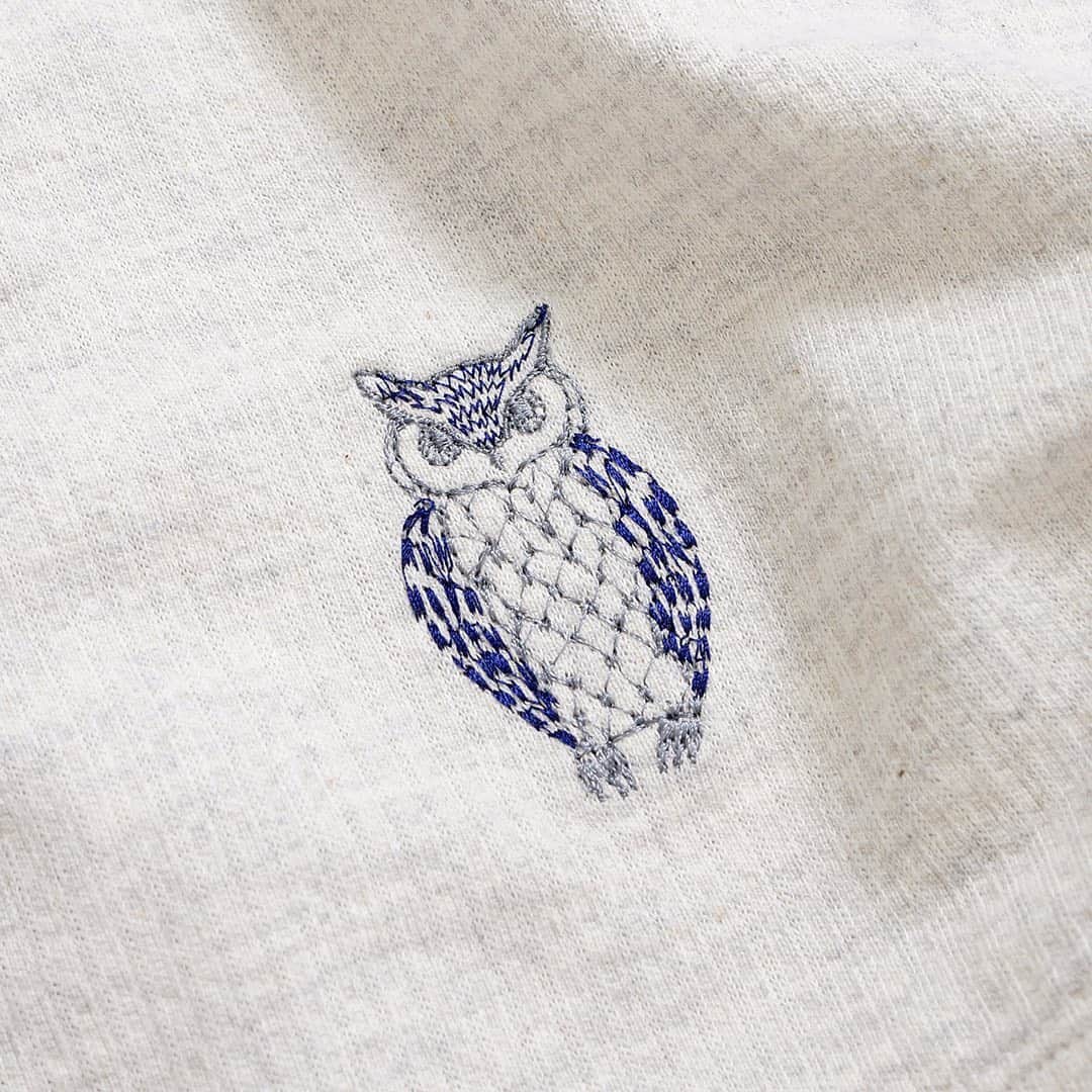 marbleSUD(マーブルシュッド) のインスタグラム：「ふくろうファン必見🦉ワンポイント刺繍の可愛さに加え、スカートにパンツなんでも来いっ！の万能トップスが入荷です。」
