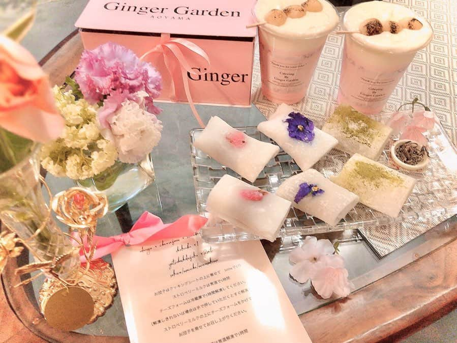 まぁむさんのインスタグラム写真 - (まぁむInstagram)「♡ . . . .  Ginger Garden AOYAMAさんの . . JAPANESE SWEETS BOX❤️ ♡odango × cheesefoam × strawberrymilk ×2set ♡shiokonbu ×1 ♡yatsuhashidaifuku ×2set sakura/maccha/murasakiimo . . . お団子とチーズフォームがめっちゃ合う∗•*¨*⸜(´ ˘ `∗)⸝*¨*•∗ お出かけ出来ないけどGinger  Gardenさんのおかげで、おうちでもこんなかわいいティータイムが送れて幸せ❤️ Baseで買えたよ！ afternoon teaのセットも売っててすごい気になる、、、 ちょっとでも気分の上がることをするの大事、、、🥺 . . . #gingergarden#gingergardenaoyama#afternoontea#japanesesweetbox#アフタヌーンティー#お取り寄せスイーツ#お取り寄せグルメ#おうち時間#おうちカフェ#onlineshopping」5月21日 16時58分 - maamland