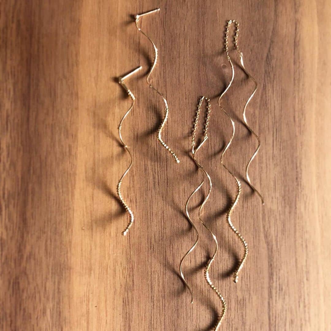 ヴァンドーム青山さんのインスタグラム写真 - (ヴァンドーム青山Instagram)「. 【 Kengo Kuma + MA,YU -Pasta- 】 隈研吾氏がスパゲティから空間の発想を得た「Pasta」シリーズ。 形状記憶を施したゴールドのスパイラルにカットビーズを通した新感覚のピアスです。 . 『Kengo Kuma + MA,YU』は日本を代表する建築家 隈研吾氏と、デザイナー 大村真有美氏のデザインユニット。  新感覚で身近なアート、ライフスタイルの実現に取り組む彼らとヴァンドーム青山のコラボレーションライン。 隈研吾の代表的な建築物をモチーフにしたモダンなラインや、アート活動と連動するコンセプチュアルなジュエリーをお届けします。 . #隈研吾 #大村真有美  #kengokuma #建築デザイン #建築 #ジュエリー #jewelry #accessory  #vendomeaoyama  #ヴァンドーム青山」5月21日 16時57分 - vendomeaoyama_official