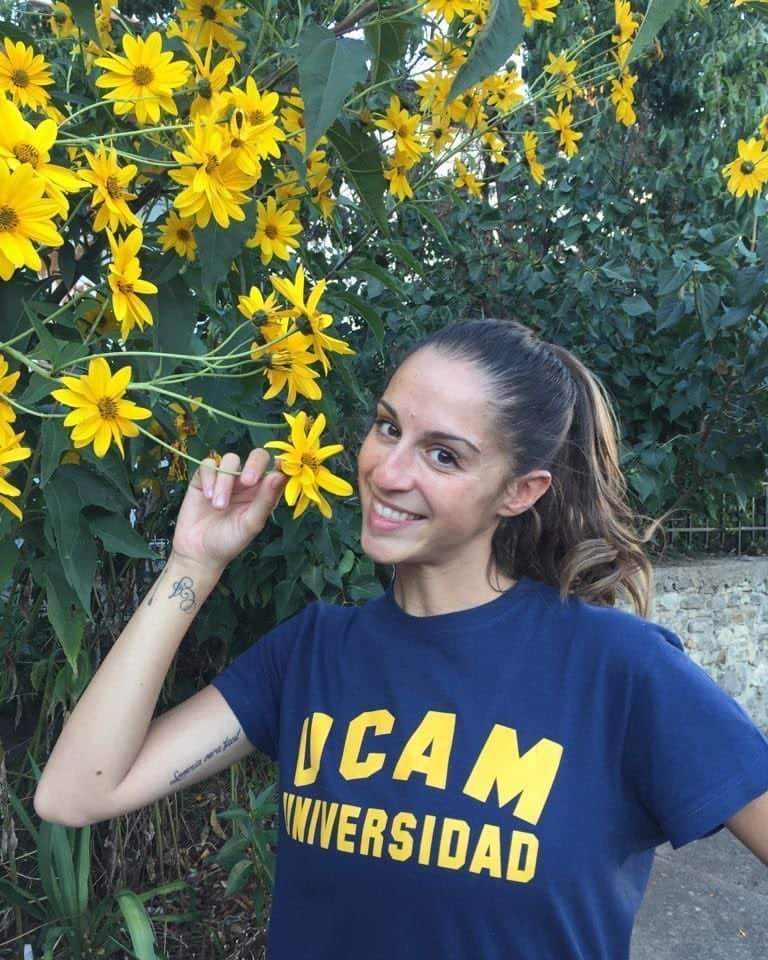 カロリナ・ロドリゲスのインスタグラム：「Ya huele a exámenes finales de la @ucam_universidad  Un poco más de esfuerzo y conseguiremos superar otra parte más de nuestros objetivos 💪🏻 #ucam #university #ucamdeporte #gymnastics #psychology」